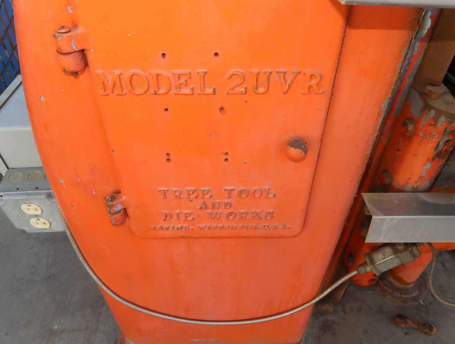 TREE VERTICAL MILLING MACHINE W/DRO. THIS UNIT IS LOCATED AT CAID ...