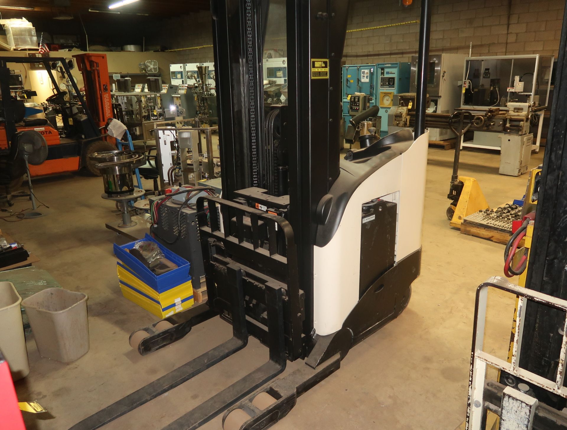 CROWN RR5200 SERIES NARROW AISLE REACH LIFT, ELECTRIC FORKLIFT 3.5' FORKS, 4000LB CAP. DUAL MAST - Image 4 of 12