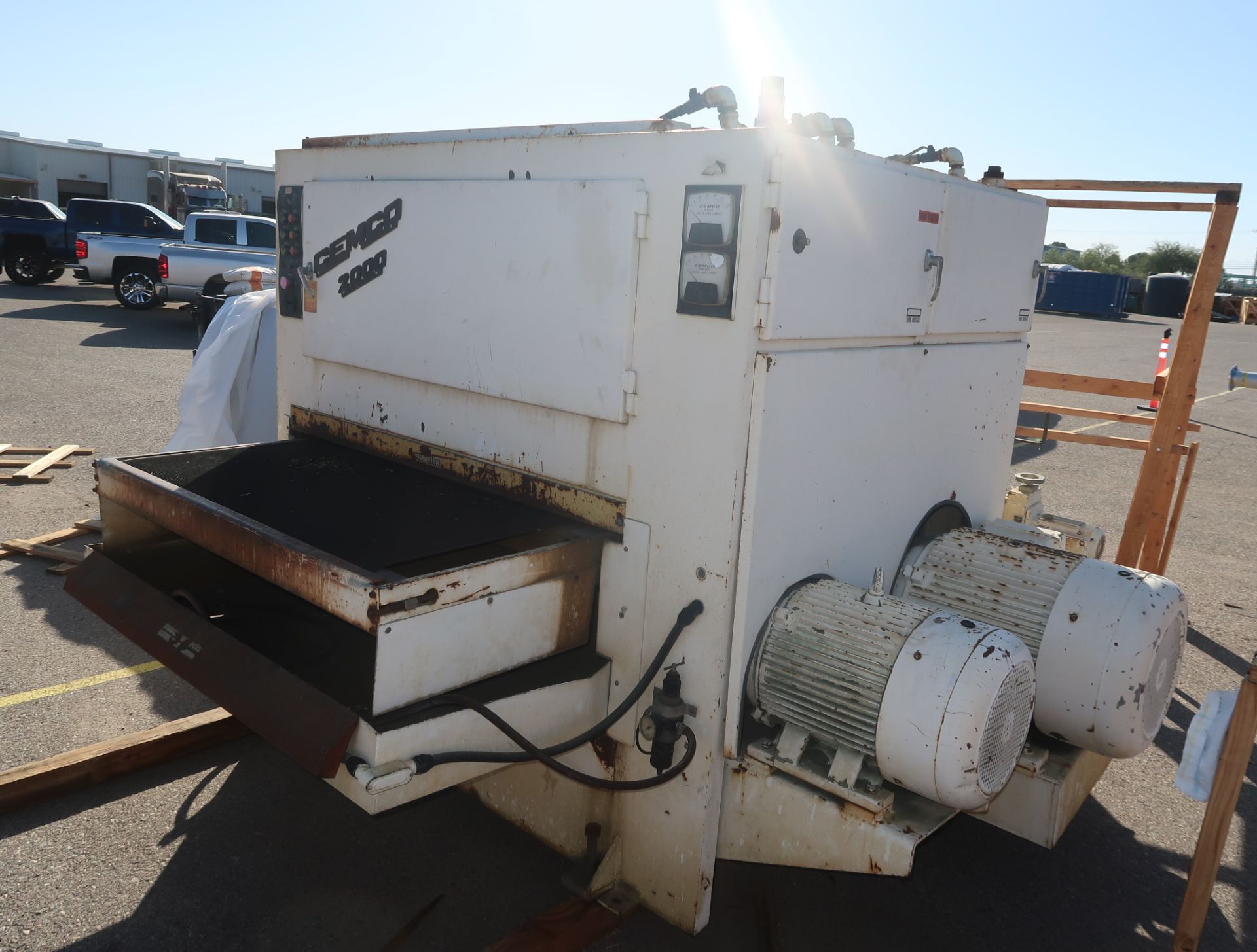 CEMCO SERIES 2000 2-HEAD BELT/BRUSH SYSTEM GRAINER, MDL. 2252-VRB. THIS UNIT IS CURRENTLY BOAT - Image 2 of 5