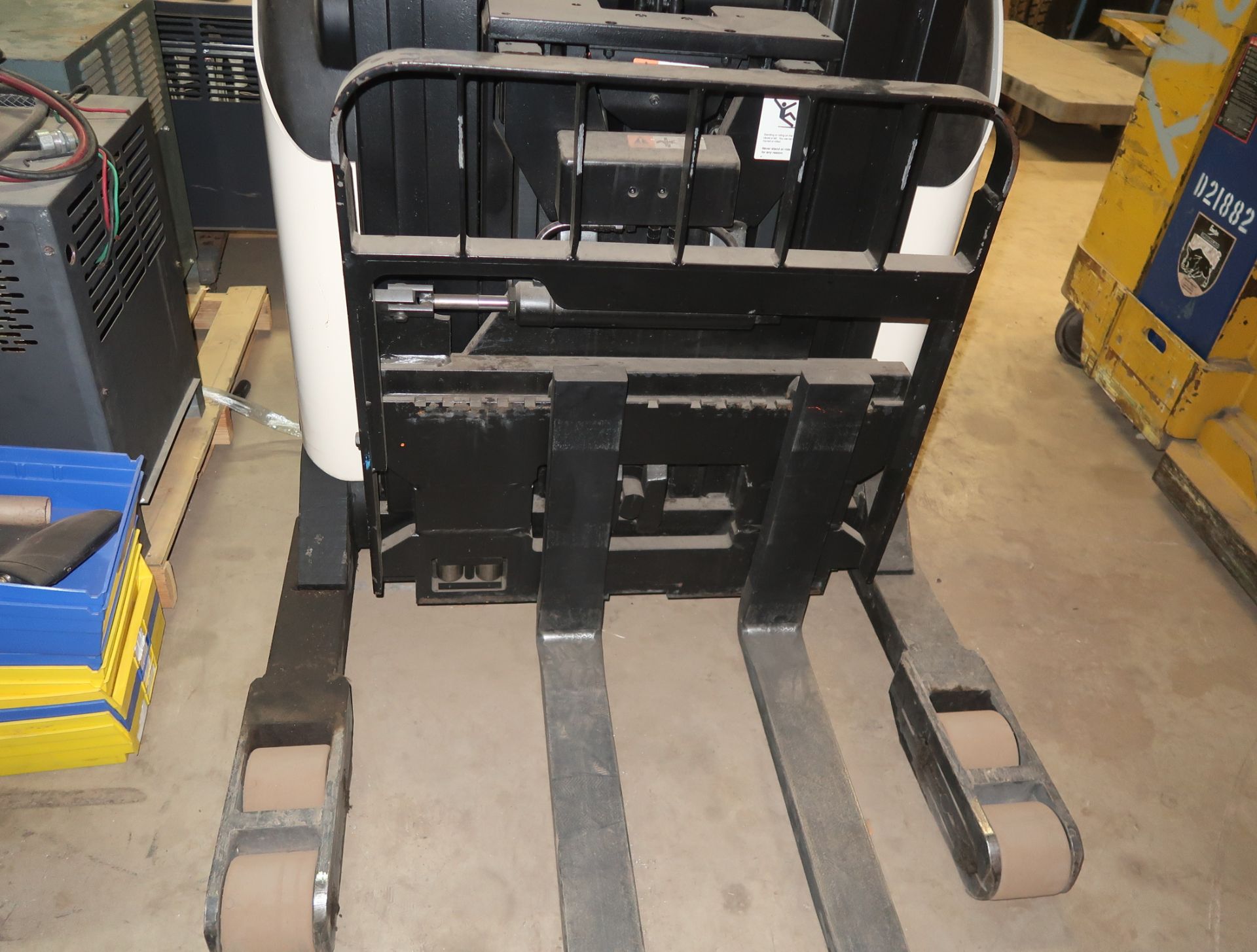 CROWN RR5200 SERIES NARROW AISLE REACH LIFT, ELECTRIC FORKLIFT 3.5' FORKS, 4000LB CAP. DUAL MAST - Image 6 of 12