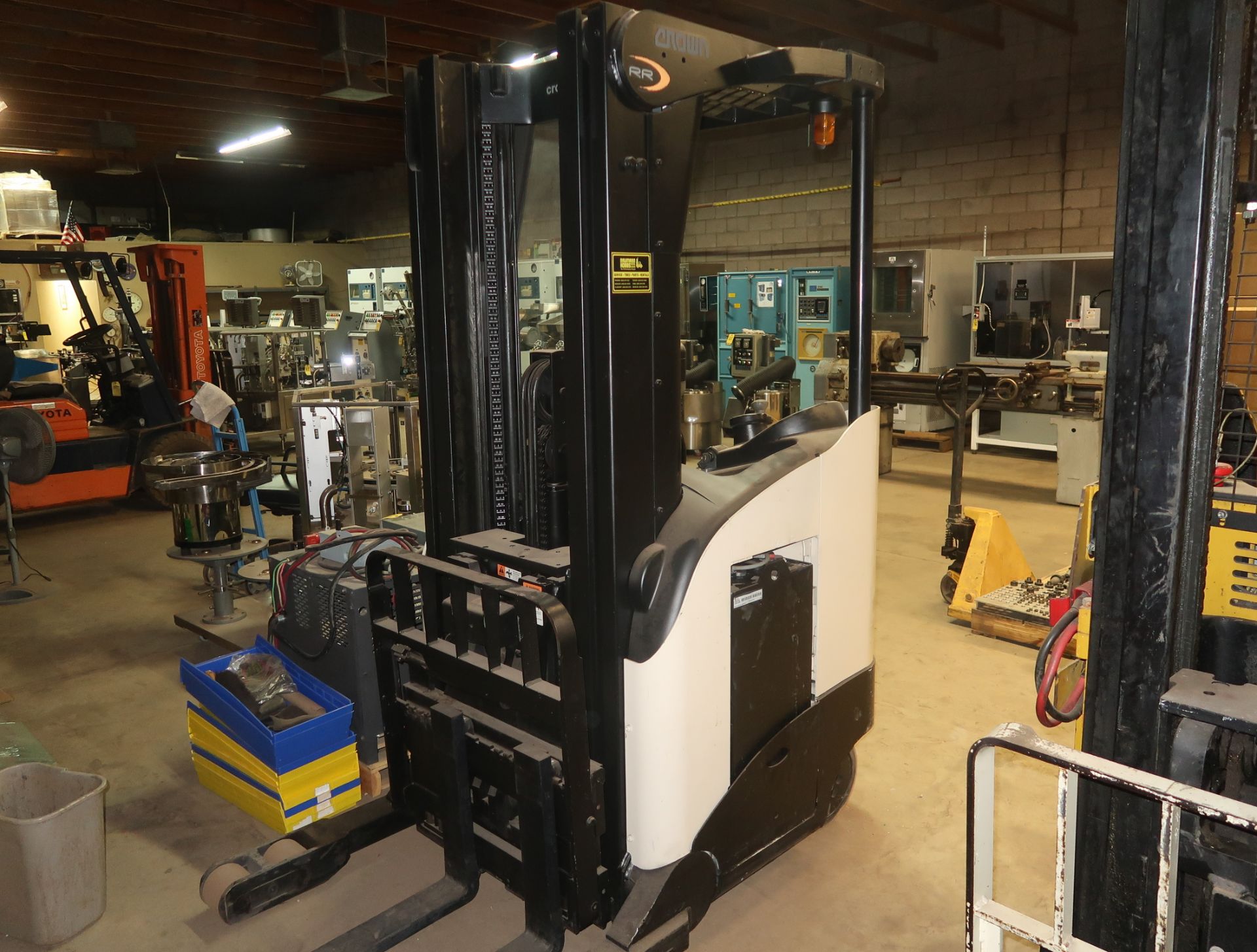 CROWN RR5200 SERIES NARROW AISLE REACH LIFT, ELECTRIC FORKLIFT 3.5' FORKS, 4000LB CAP. DUAL MAST - Image 5 of 12