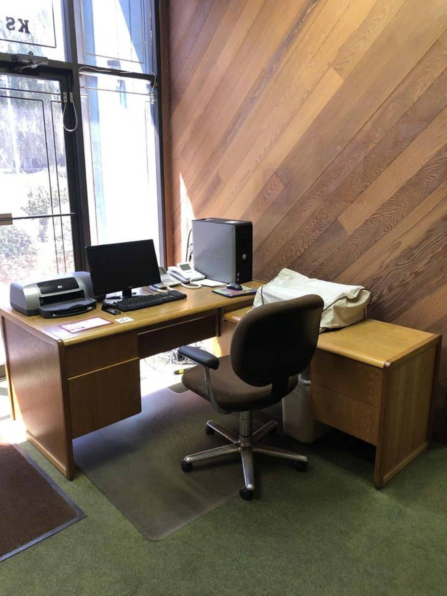 (LOT) CONTENTS OF RECEPTION ROOM- DESK, CHAIRS, COMPUTER, PRINTER, TYPE WRITER