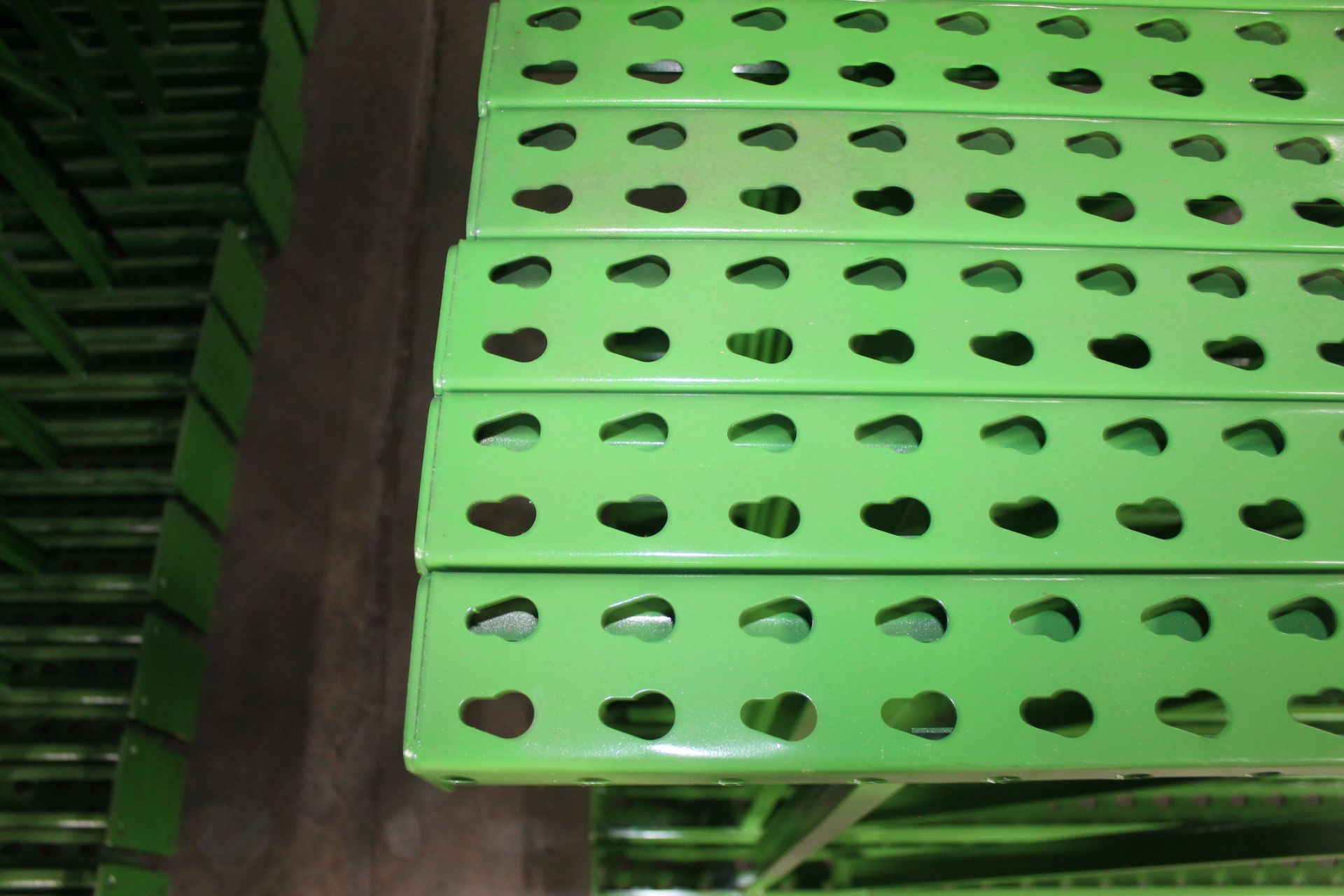 NEW 30 PCS OF TEARDROP UPRIGHT. SIZE 12'H X 42"D, 3"X 1" GREEN - Image 2 of 2