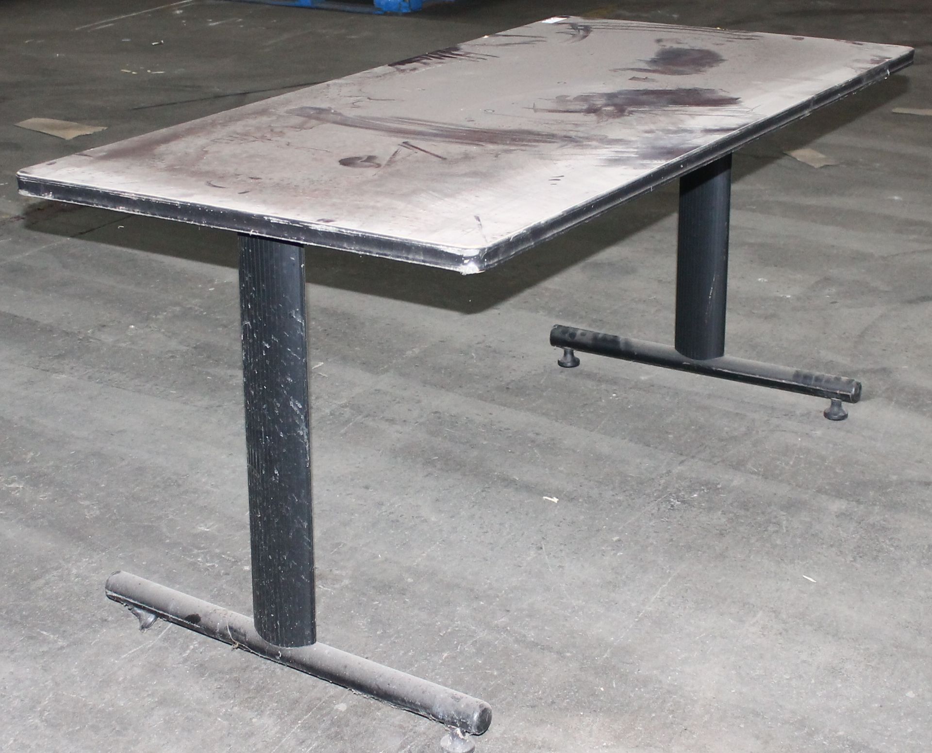 5 FT METAL LEGGED WORKSHOP TABLE WITH WOODEN TOP - Image 2 of 3