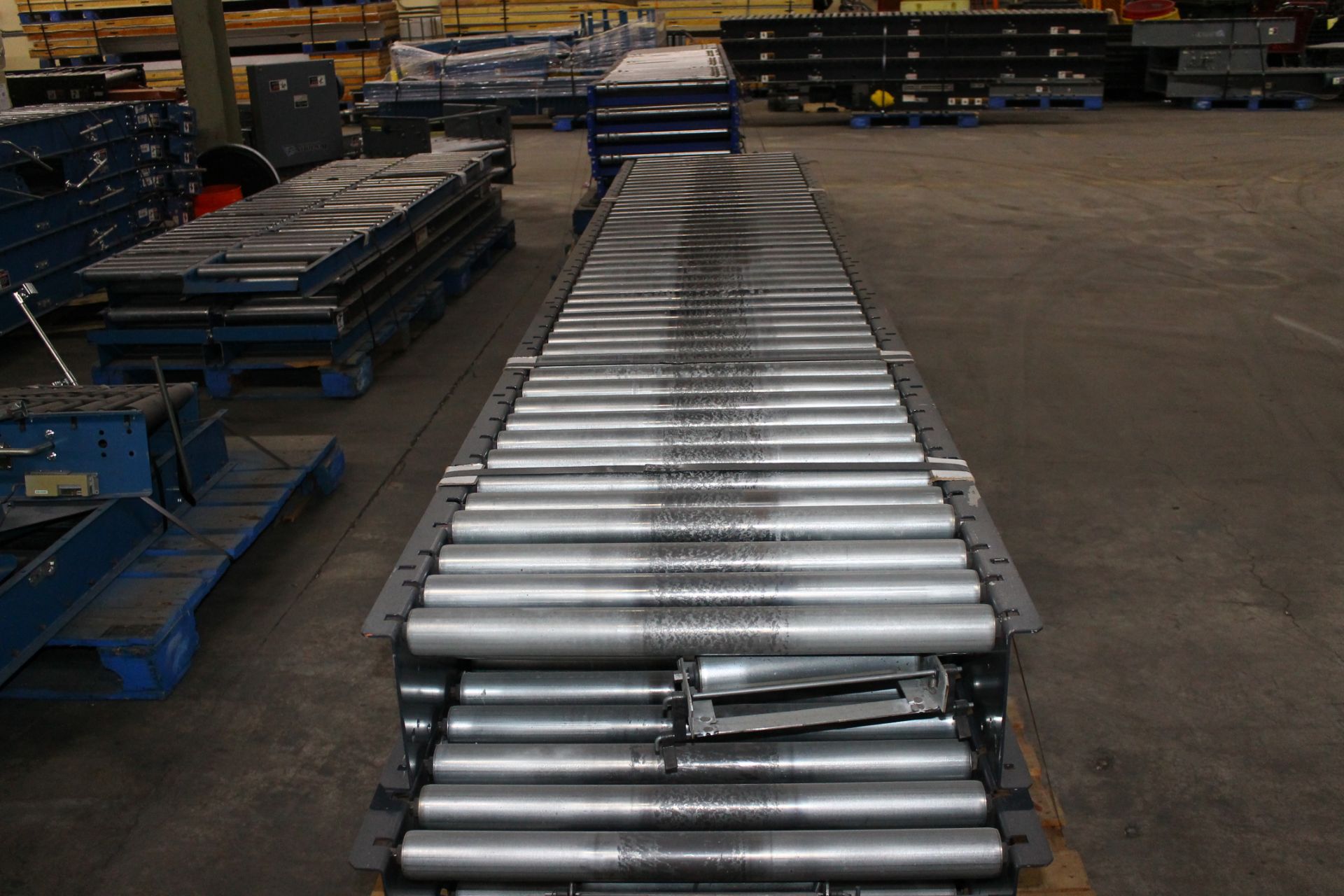 36 FT OF 26"W GRAVITY ROLLER CONVEYOR - Image 3 of 3