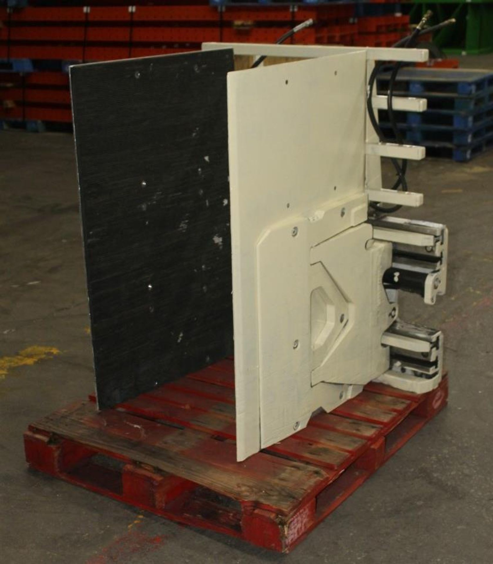 CASCADE 2500 LBS CAPACITY CARTON CLAMP ATTACHMENT - Image 2 of 3