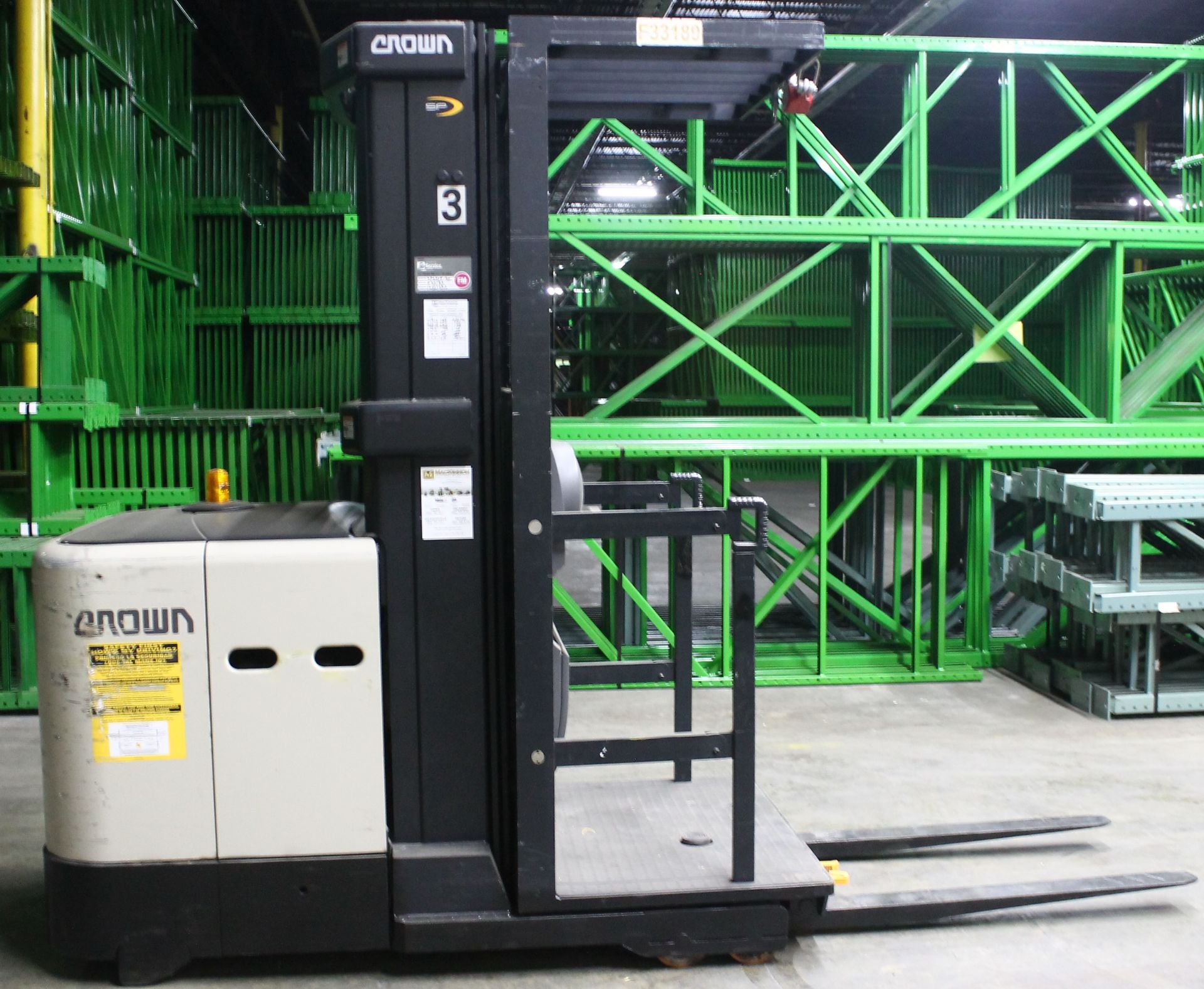 CROWN 3000 LBS CAPACITY ORDER PICKER