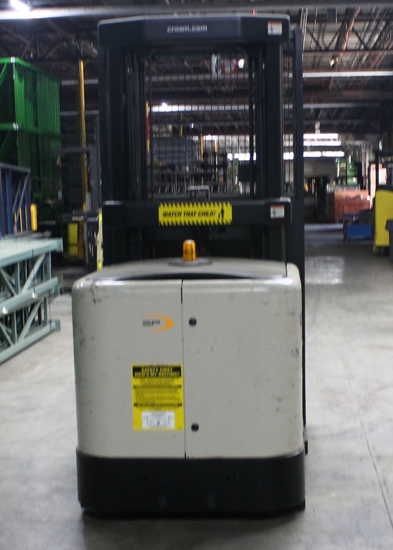 CROWN 3000 LBS CAPACITY ORDER PICKER - Image 2 of 4