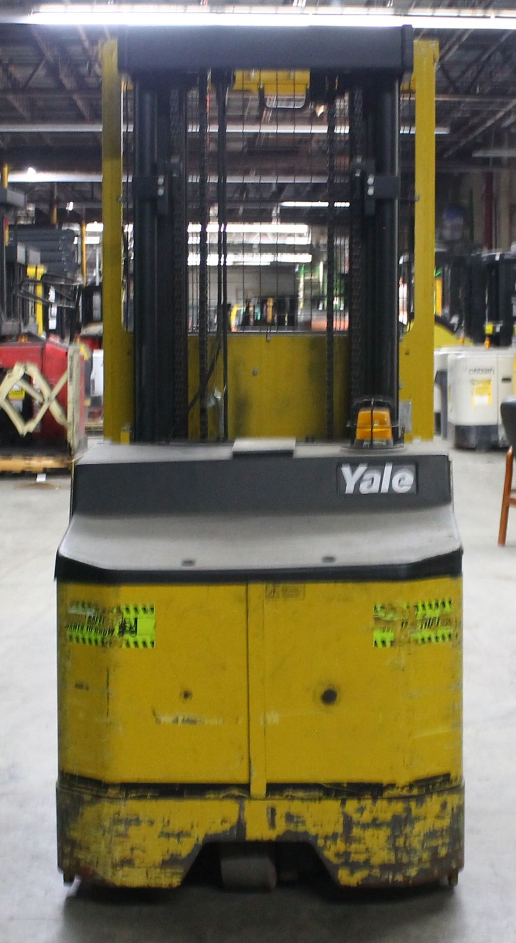 YALE 3000 LBS CAPACITY ORDER PICKER - Image 3 of 4