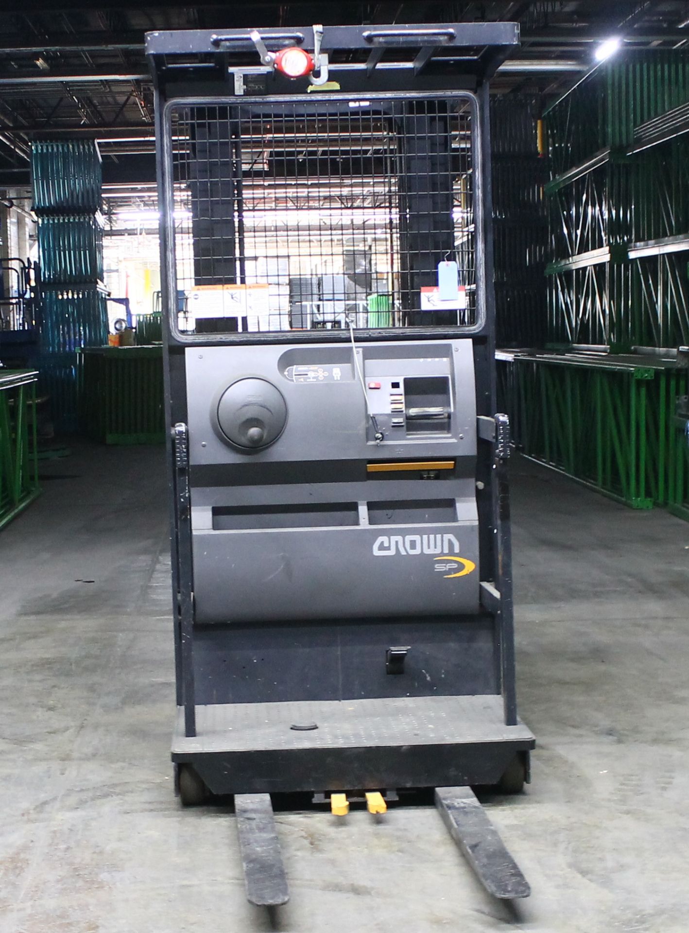 CROWN 3000 LBS CAPACITY ORDER PICKER - Image 3 of 4