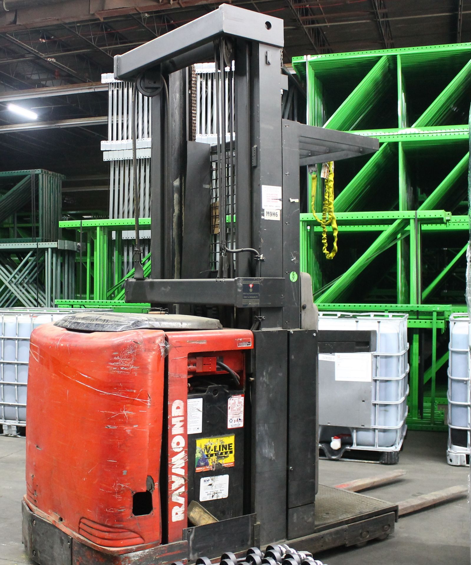 RAYMOND 3000 LBS CAPACITY ORDER PICKER - Image 3 of 5