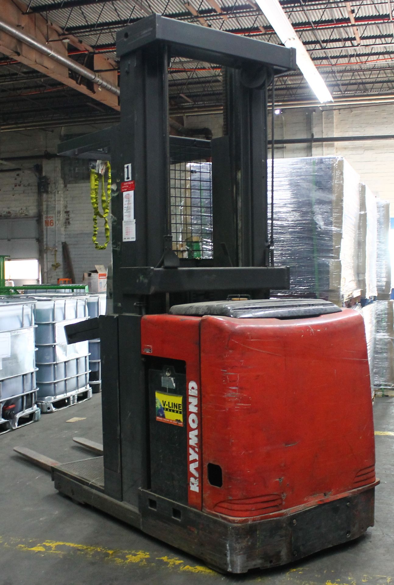 RAYMOND 3000 LBS CAPACITY ORDER PICKER - Image 2 of 5