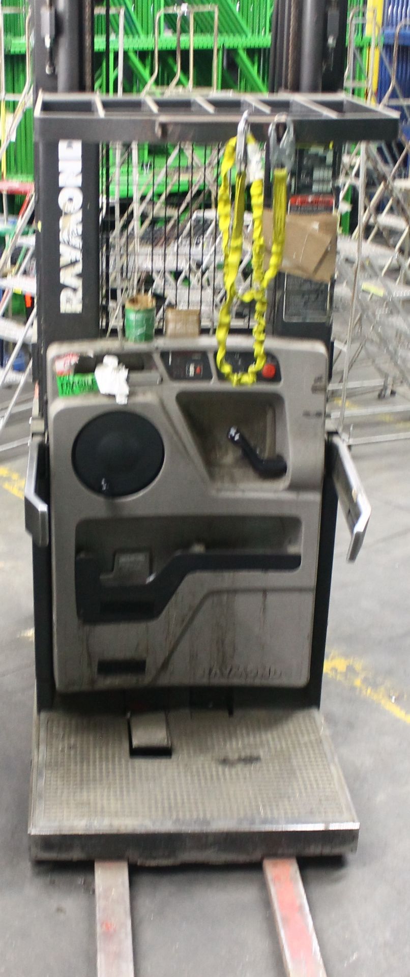 RAYMOND 3000 LBS CAPACITY ORDER PICKER - Image 4 of 5