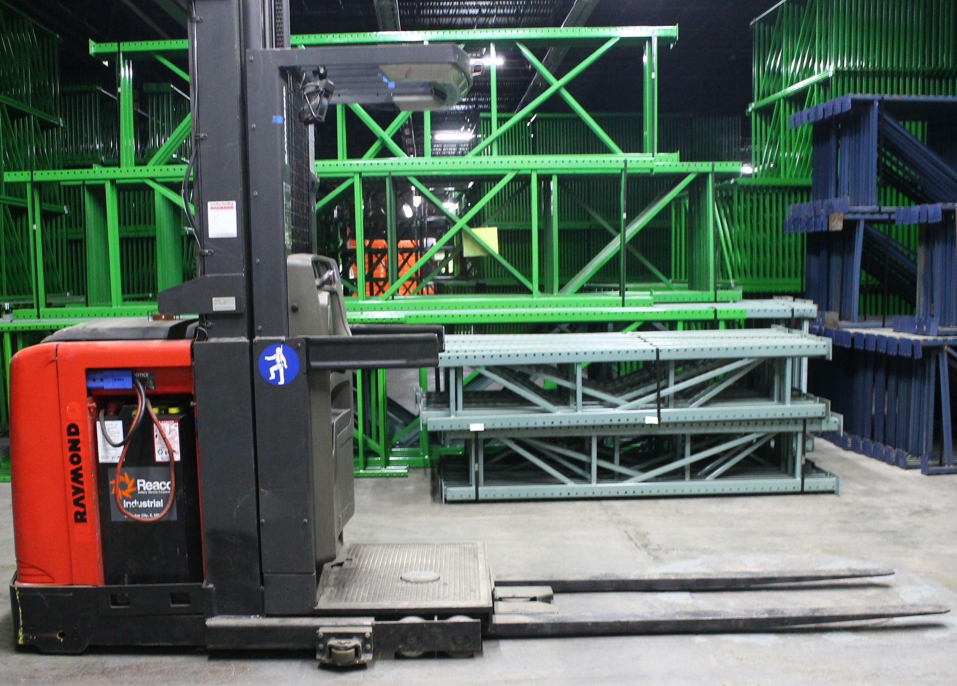 RAYMOND 1500 LBS CAPACITY ORDER PICKER - Image 2 of 4