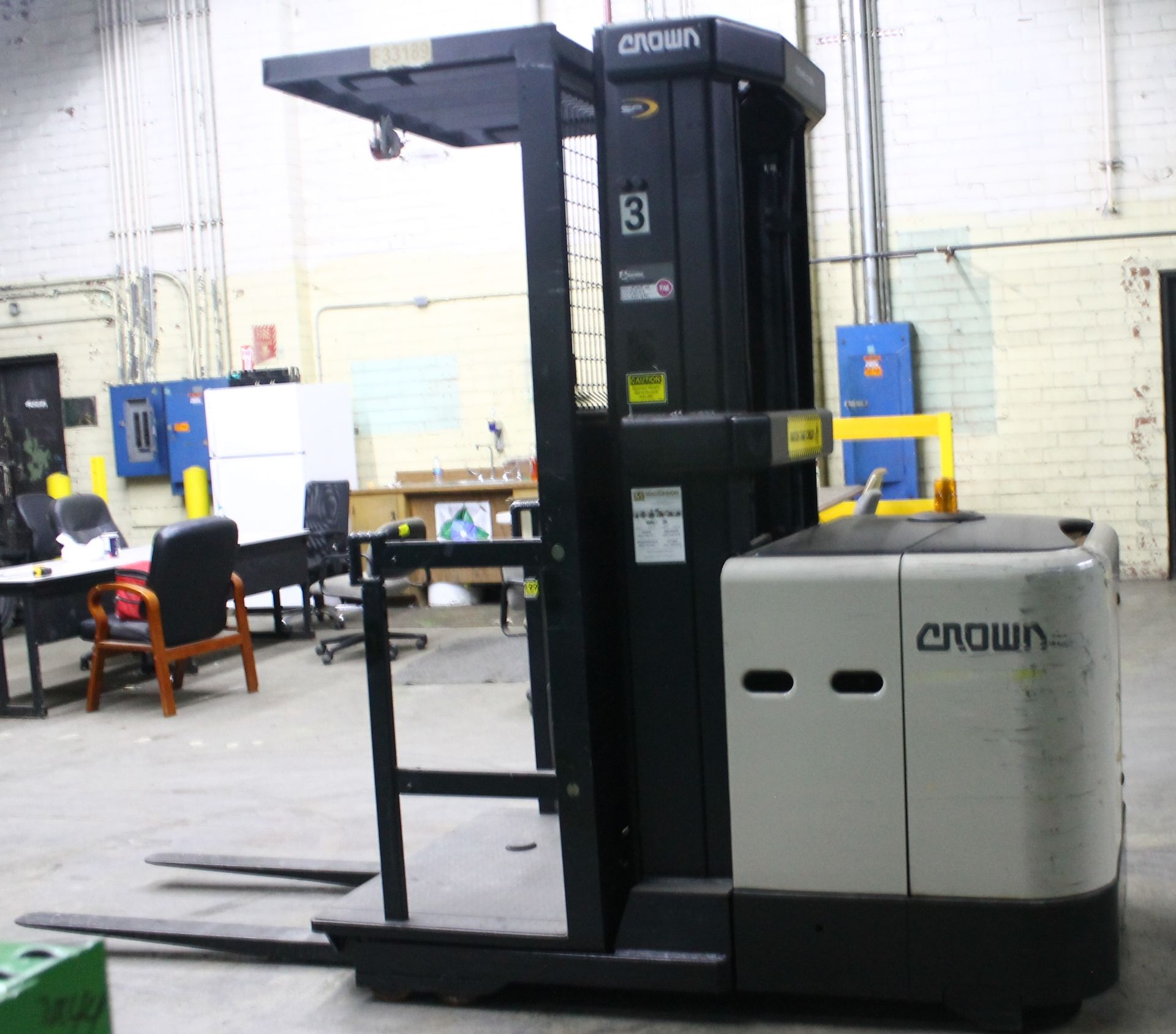 CROWN 3000 LBS CAPACITY ORDER PICKER - Image 4 of 4