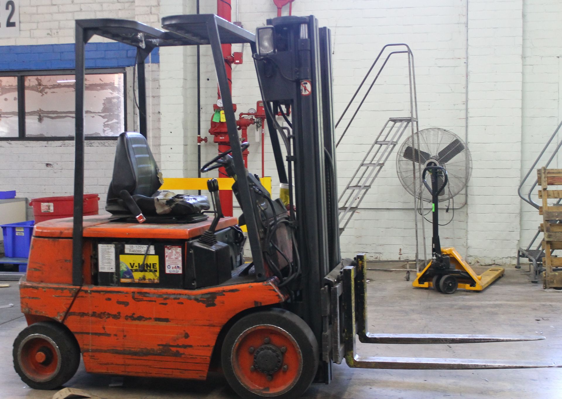 BAKER 4000 LBS CAPACITY ELECTRIC FORKLIFT - Image 2 of 5