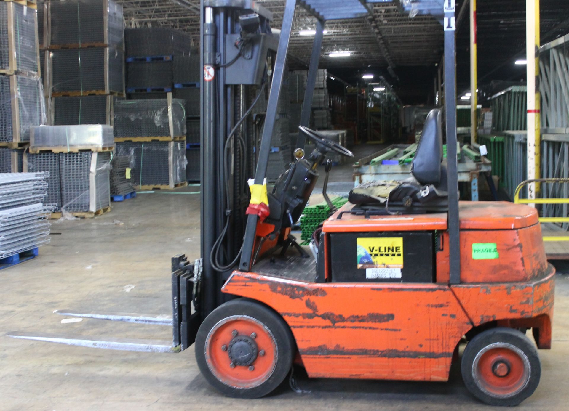 BAKER 4000 LBS CAPACITY ELECTRIC FORKLIFT - Image 4 of 5