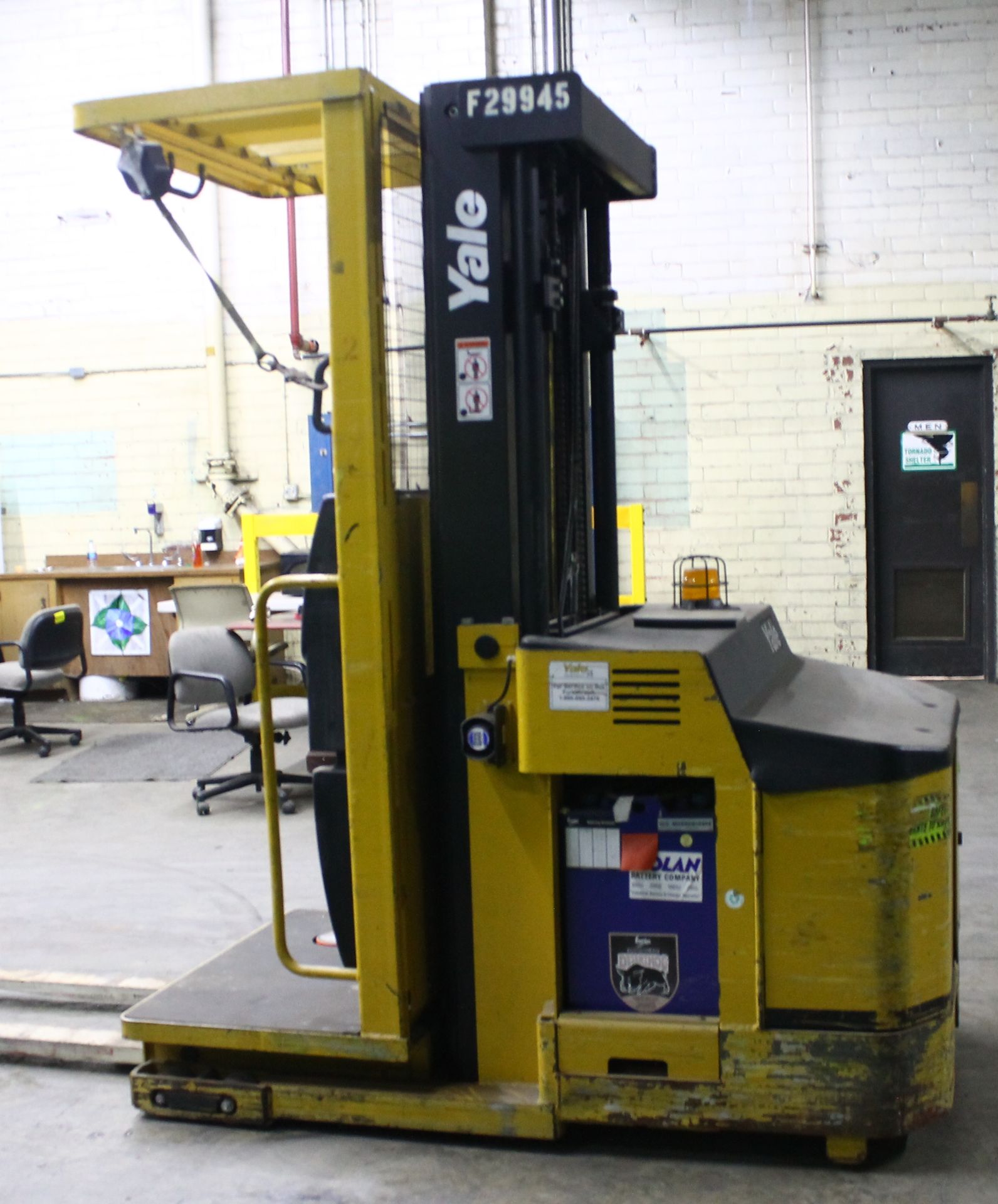 YALE 3000 LBS CAPACITY ORDER PICKER