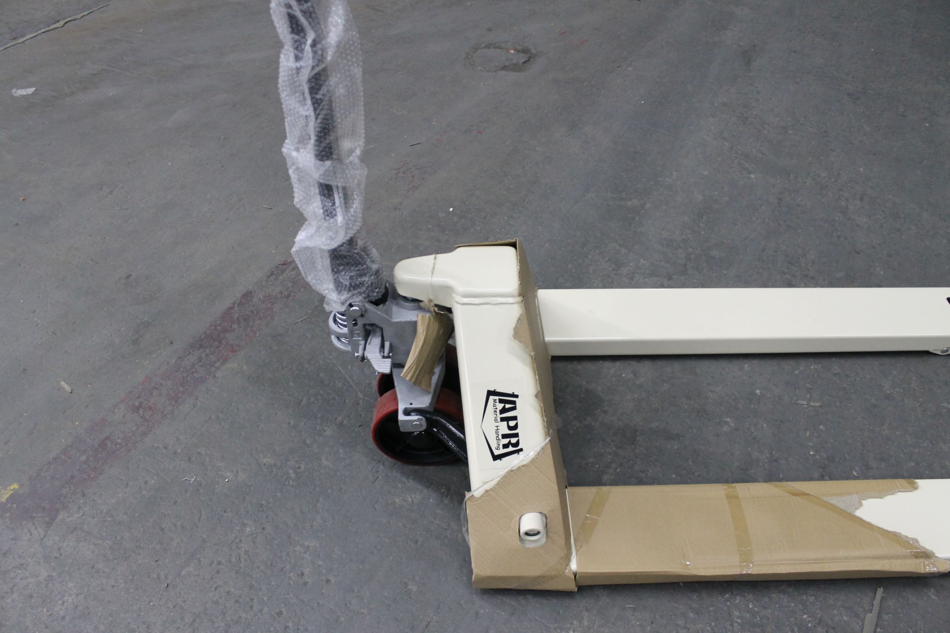 27"W X 48"L BRAND NEW PALLET JACK - Image 3 of 4