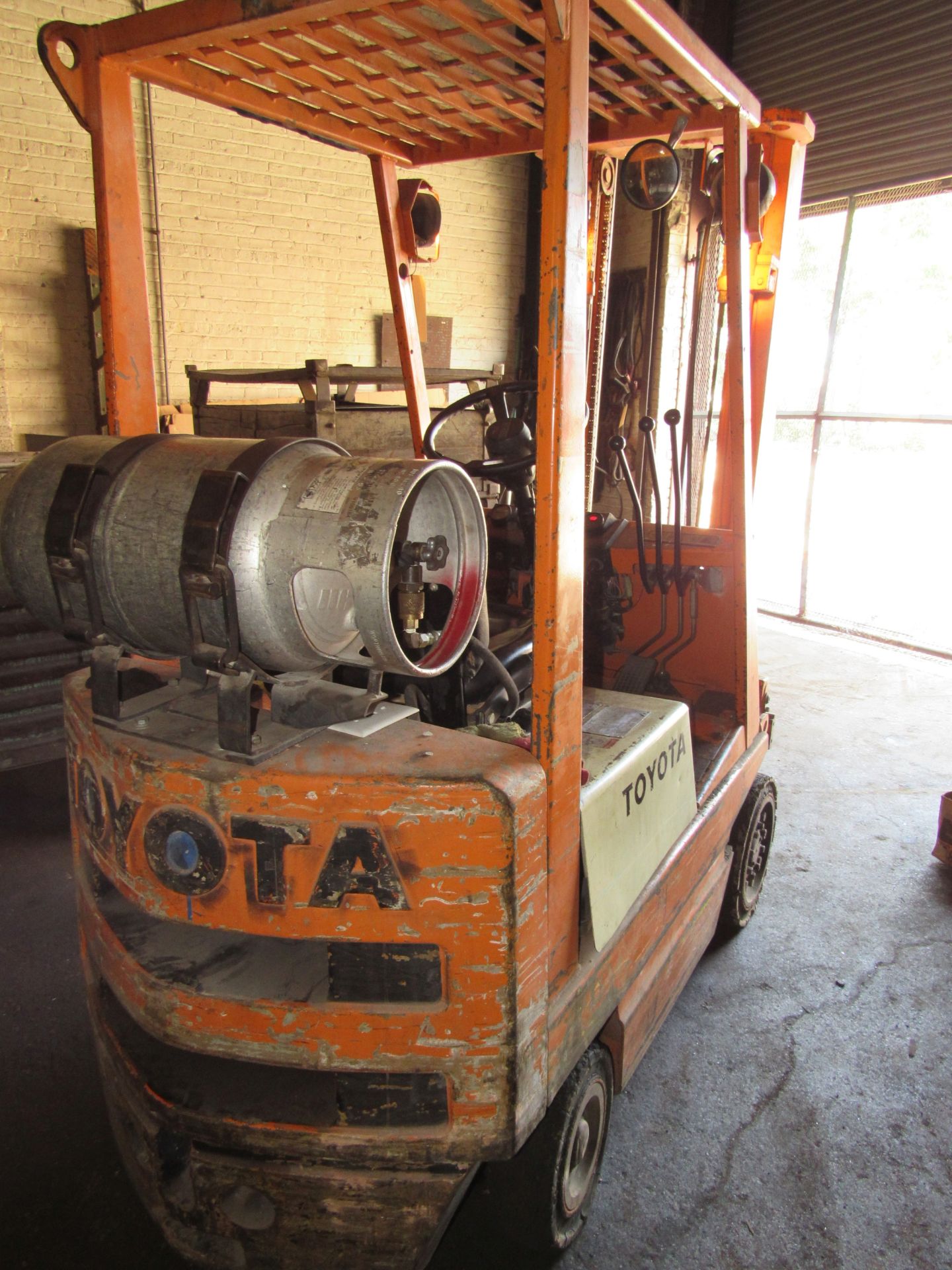 Toyota LP side shifter forklift, 659 operating hours, model 42-3FGC15, serial #16879 - Image 2 of 7