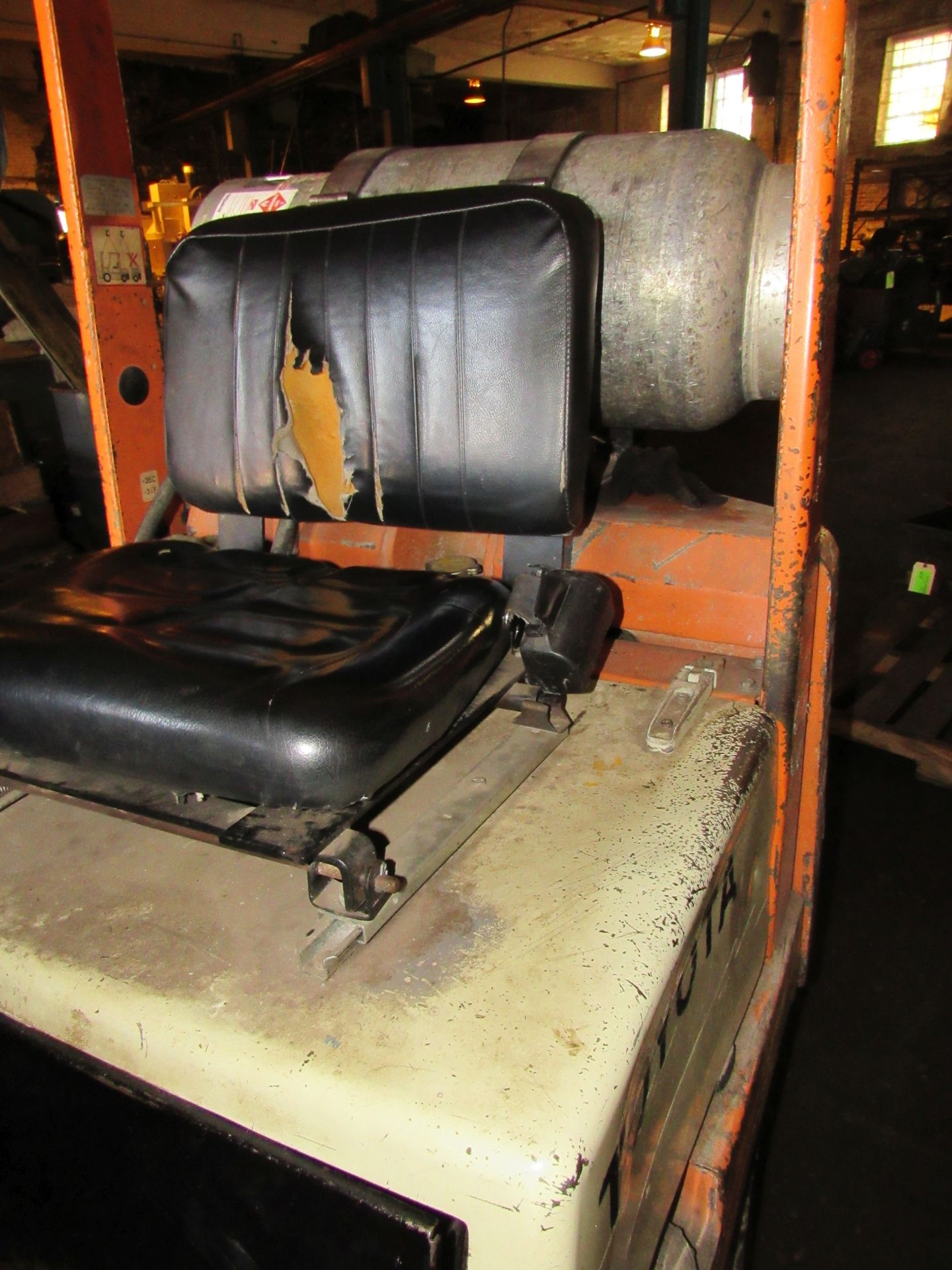 Toyota LP side shifter forklift, 659 operating hours, model 42-3FGC15, serial #16879 - Image 6 of 7