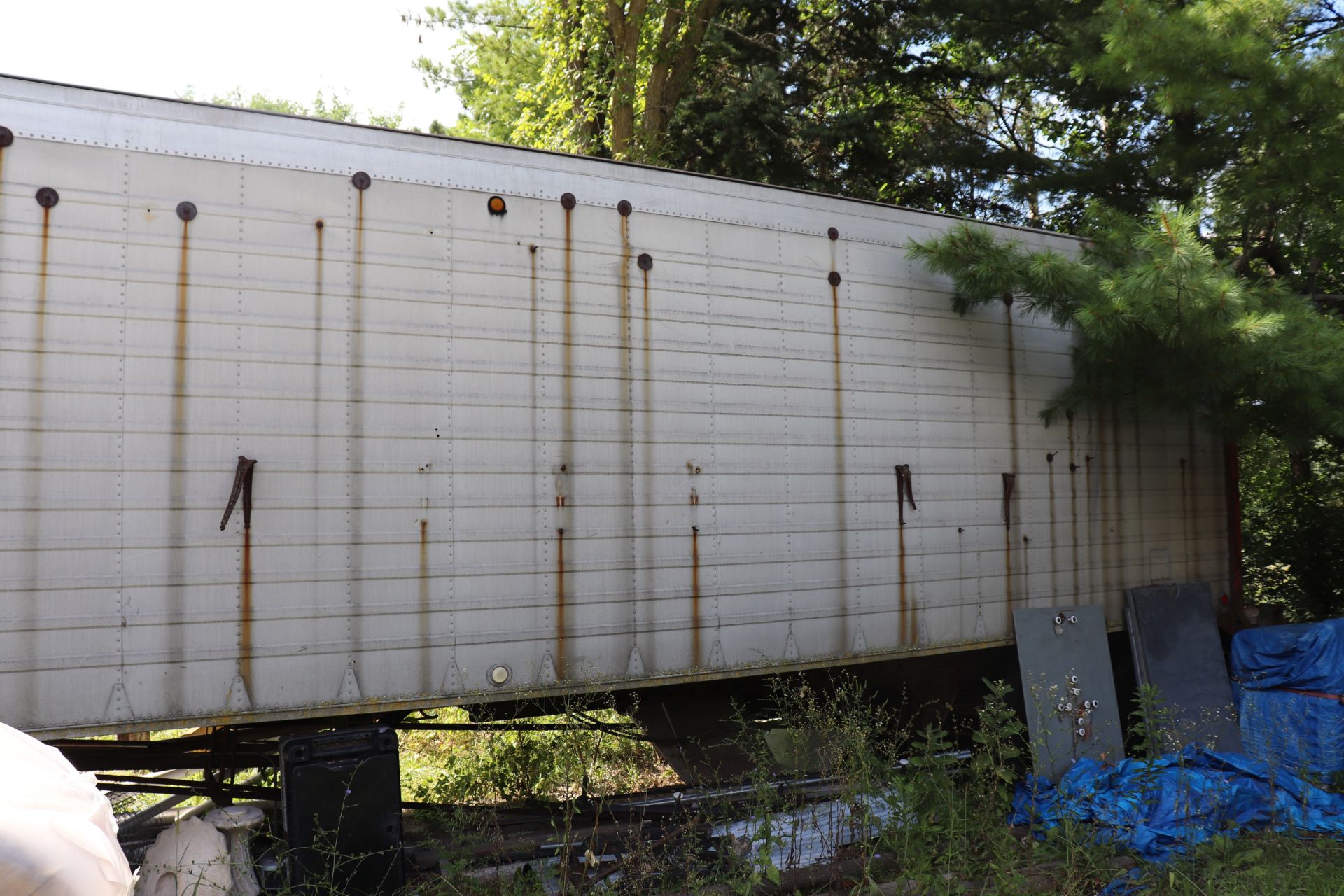 Salvage trailer and contents, 30' - Image 4 of 17