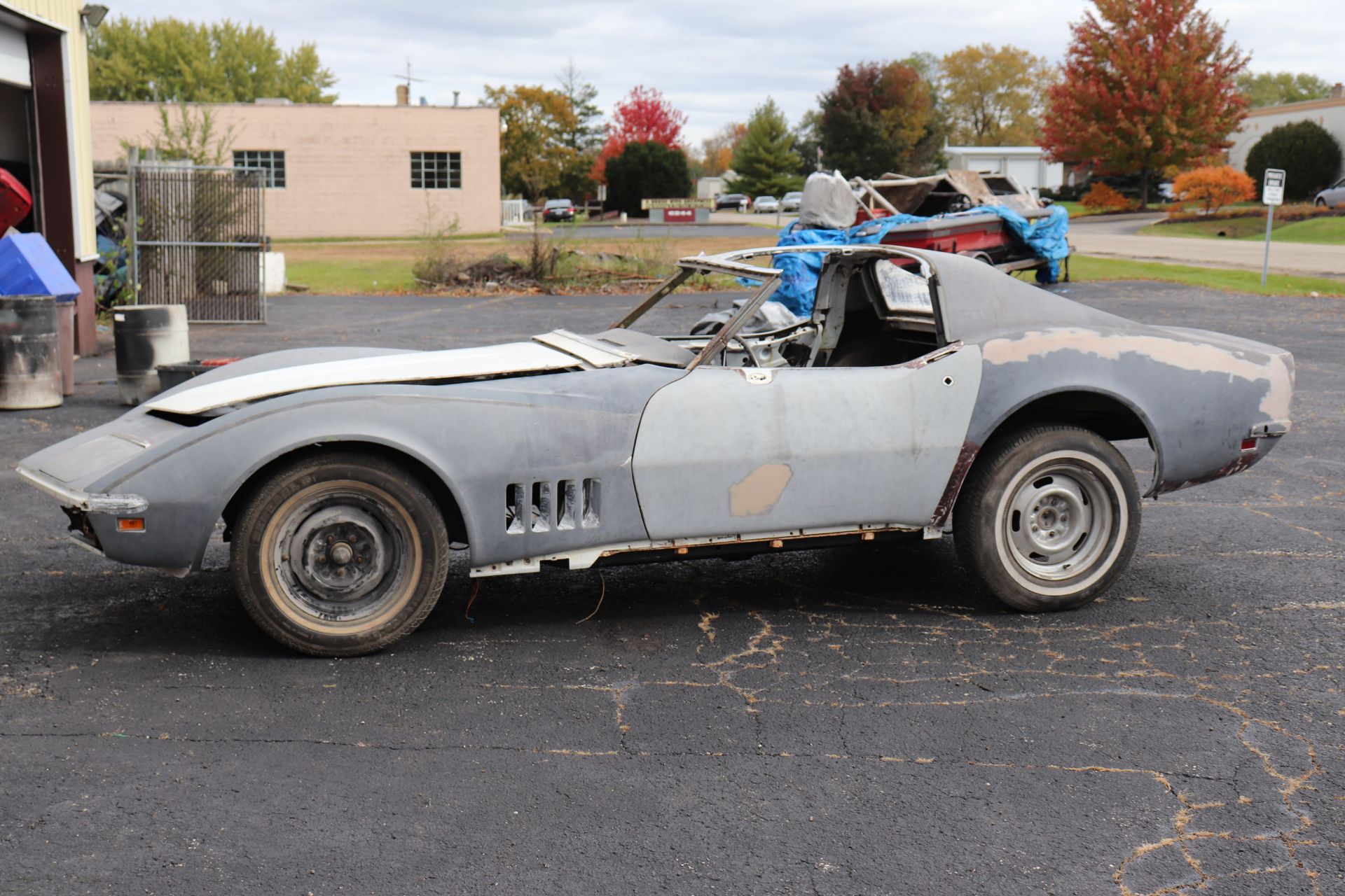 1969 Corvette T-top, no interior, no engine - Image 2 of 9