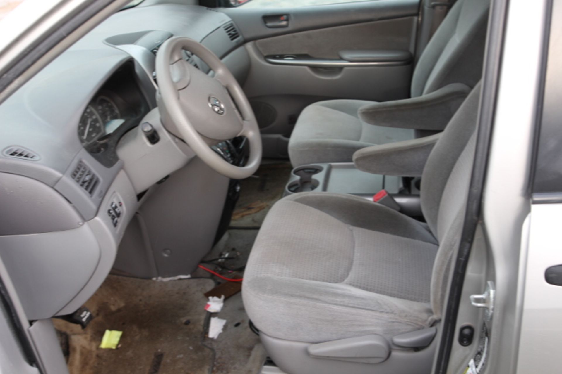 *2009 TOYOTA SIENNA* - Image 6 of 6