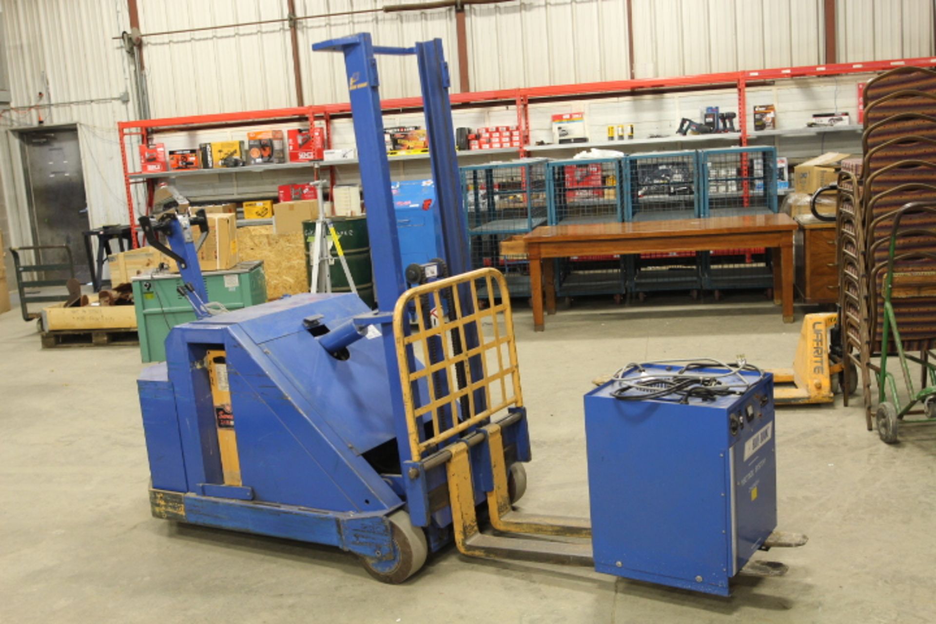 *BLUE GIANT WALK BEHIND PALLET LIFT 12V CHARGER