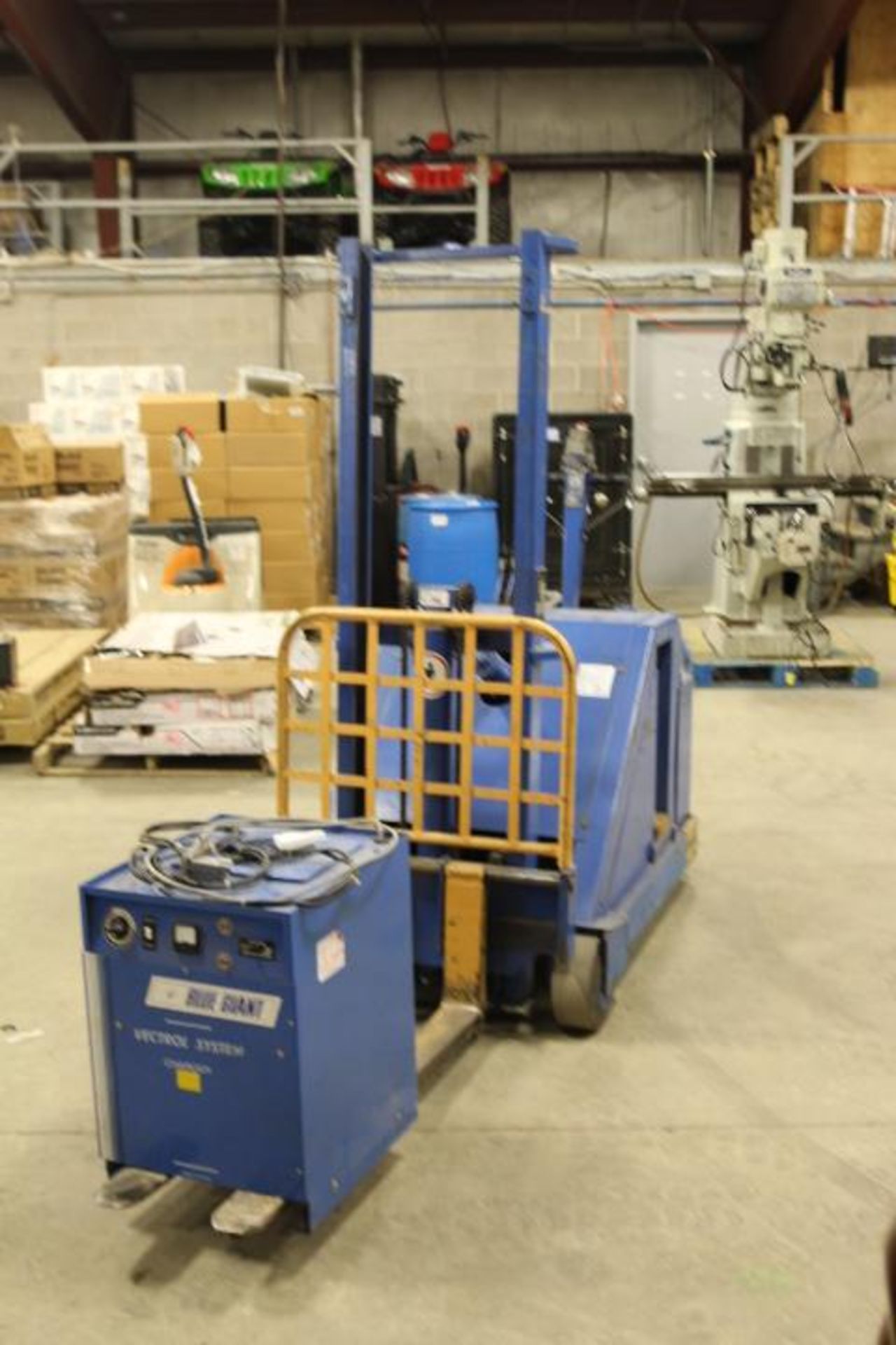 *BLUE GIANT WALK BEHIND PALLET LIFT 12V CHARGER - Image 2 of 4