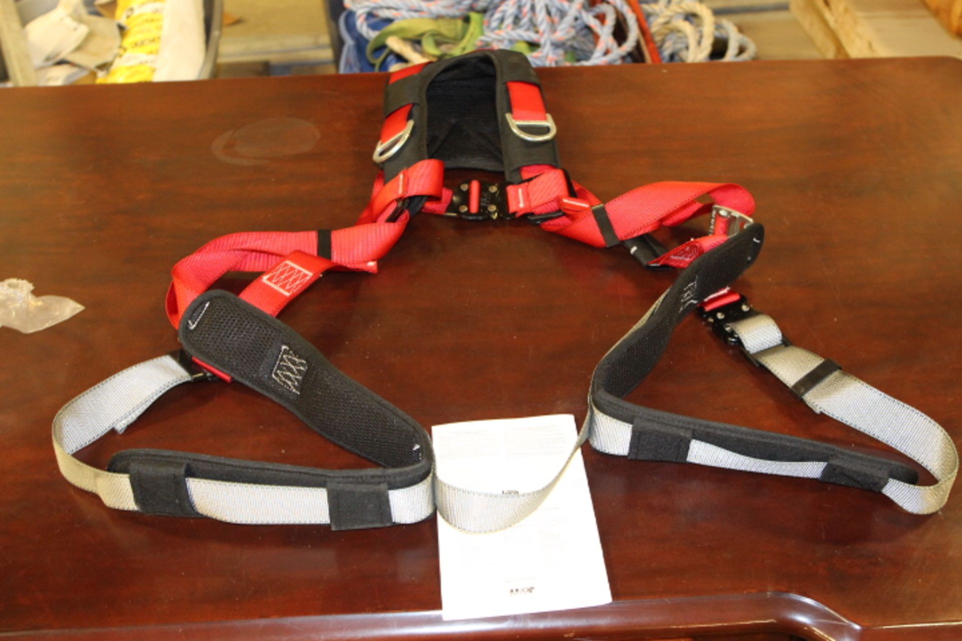 NEW 3M FALL PROTECTION HARNESS - Image 2 of 2