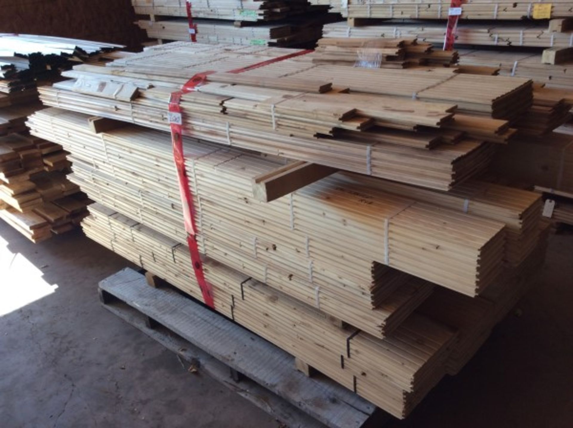 3 LIFTS OF SPRUCE AND HARDWOOD - 30 BUNDLES APPROX 600 SQFT - B
