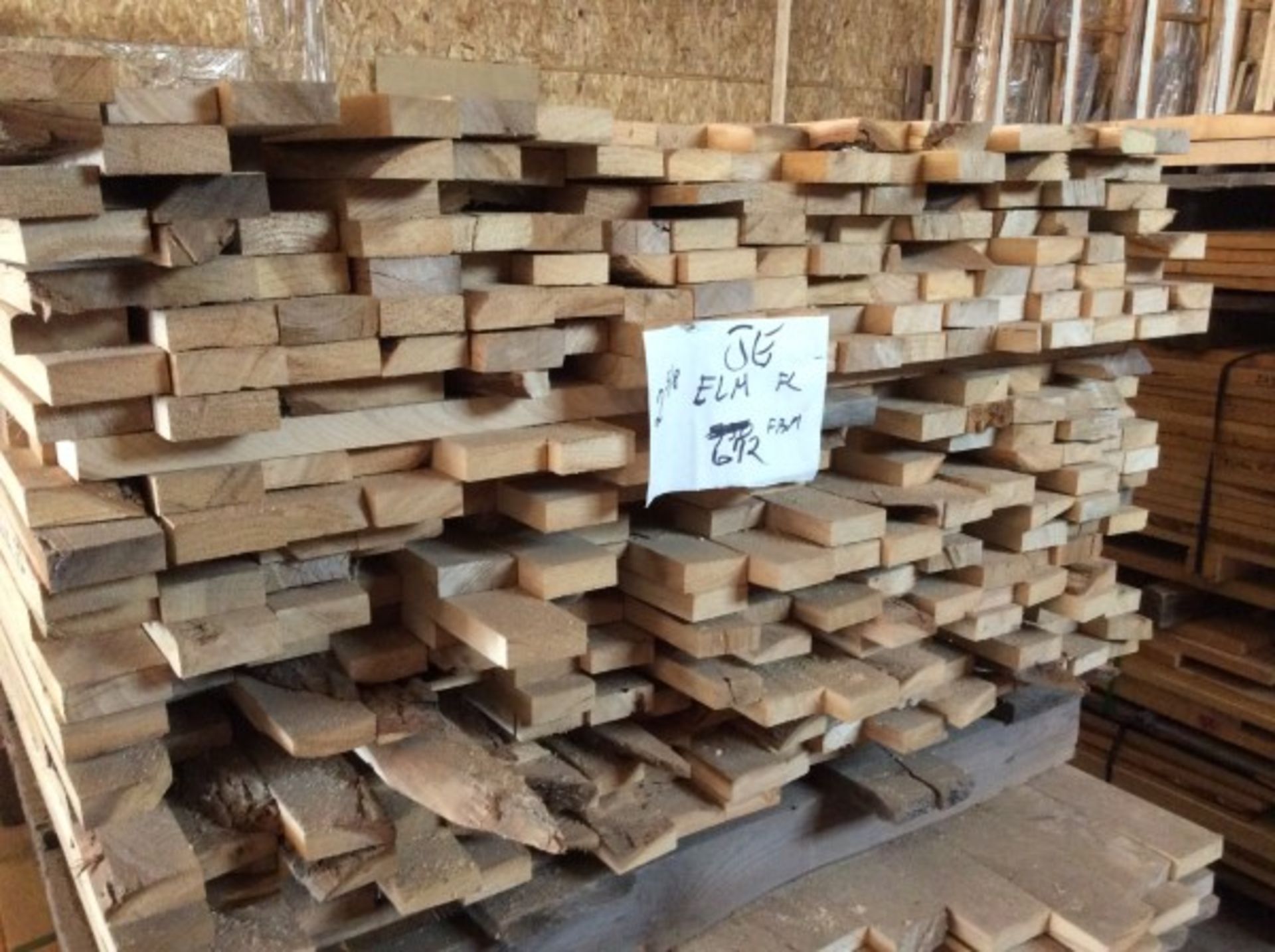 2 SKID LIFTS OF ELM ROUGH CUT LUMBER - APPROX 425 PCS - A - Image 4 of 4