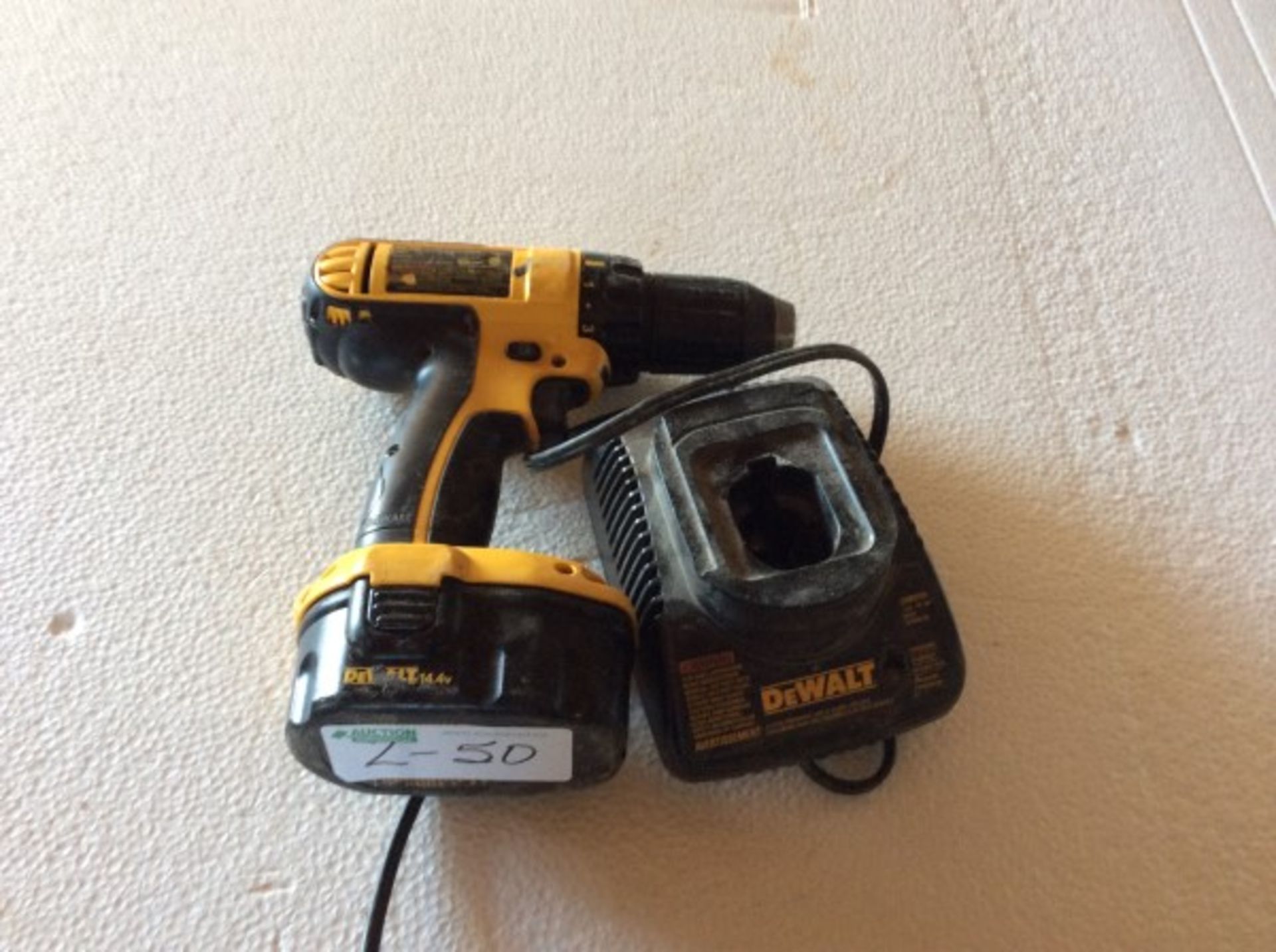 DEWALT 14.4 VOLT HAMMER DRILL 1/2" WITH CHARGER