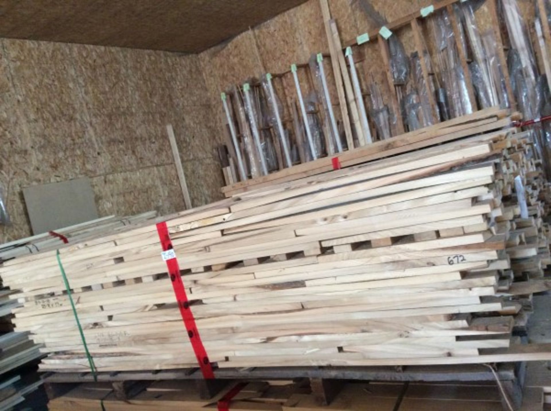 2 SKID LIFTS OF ELM ROUGH CUT LUMBER - APPROX 425 PCS - A - Image 2 of 4