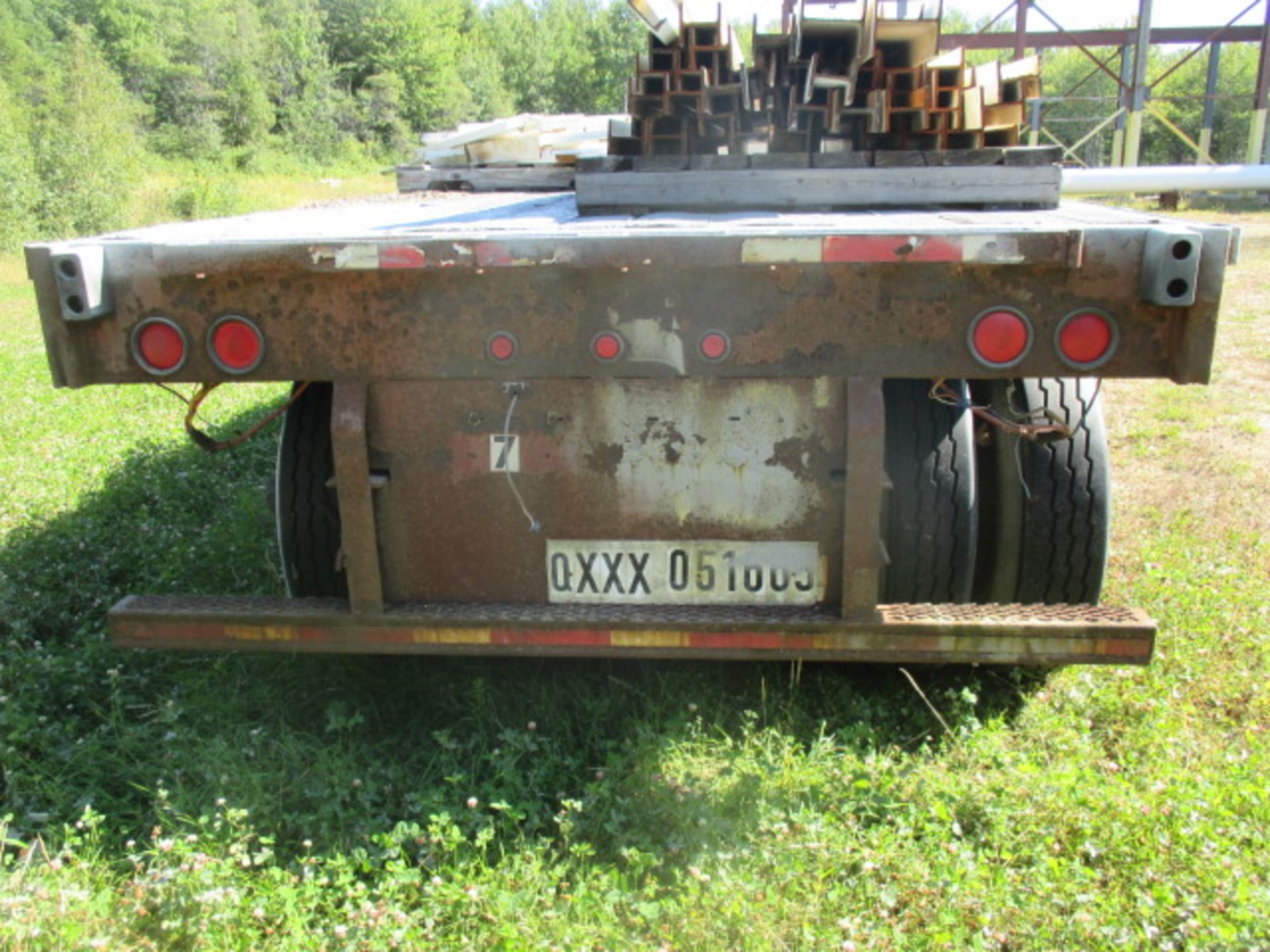 53' Tandem Flat Deck Trailer - One wheel missing - No Registration - Image 5 of 5