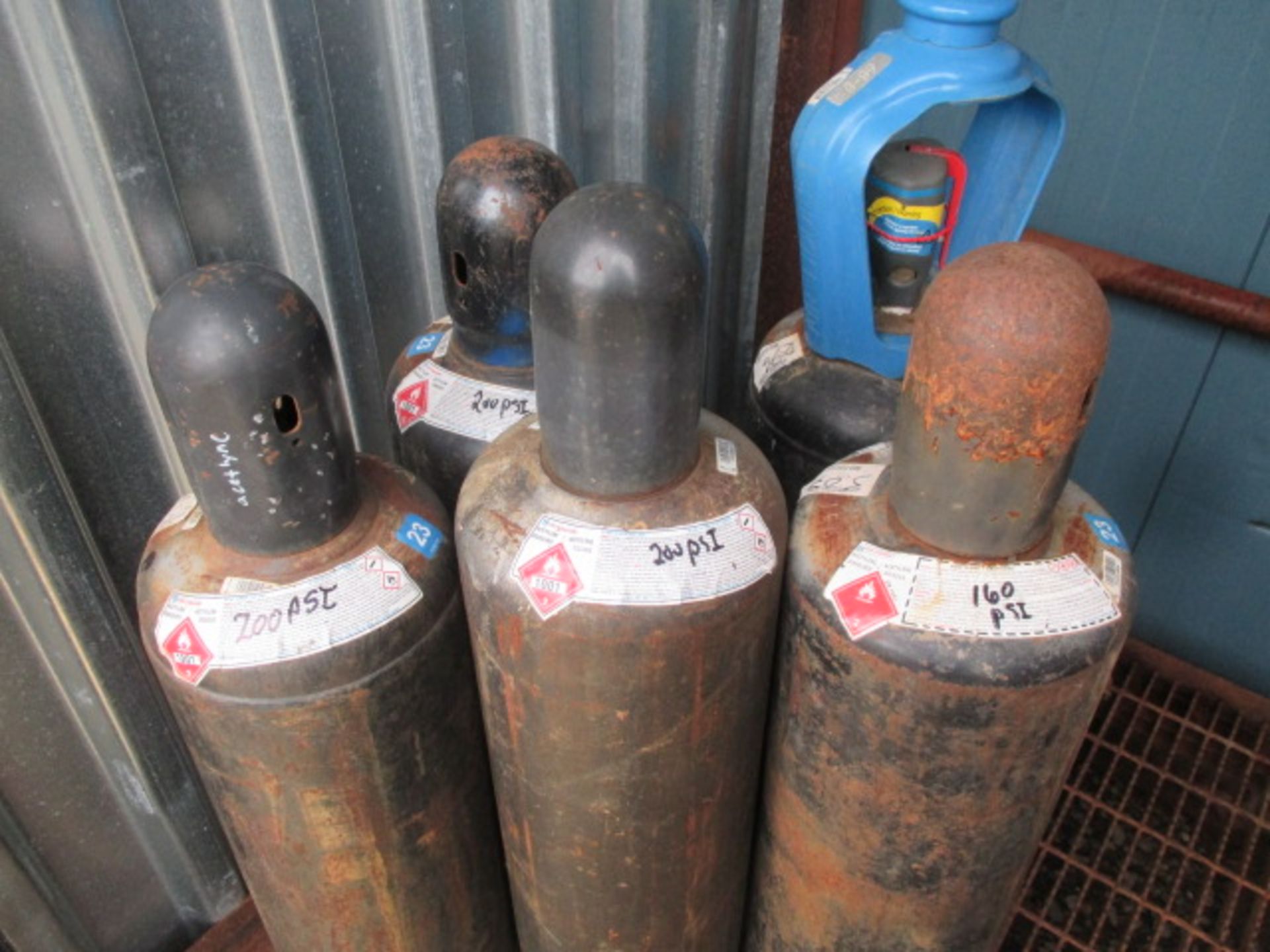 5 acetelyne cylinders aprox 960lb-Empty tanks must be returned to Air Liquide