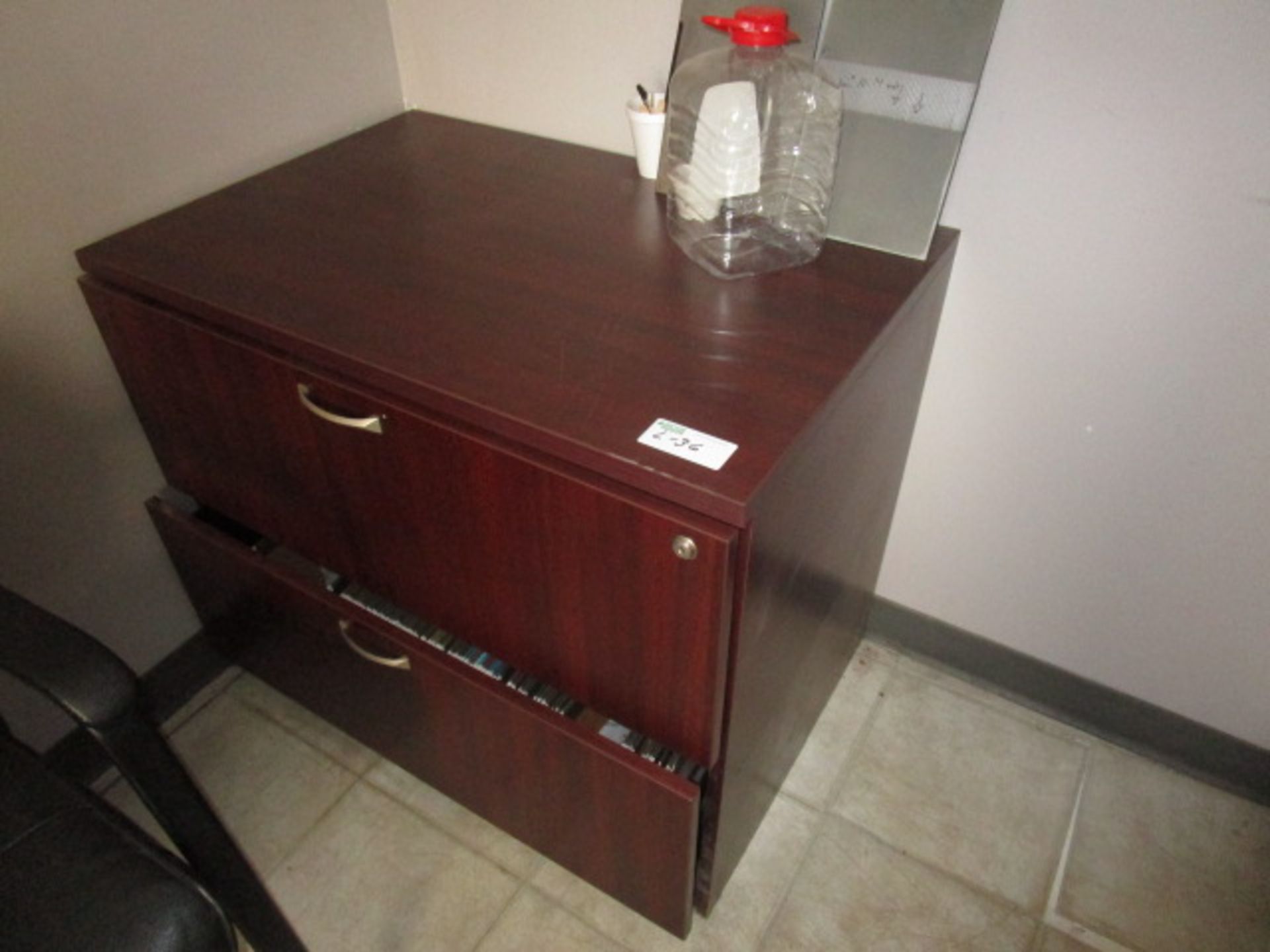 Complete Office Desk, 3 Chairs, 2 Door Filing Cabinet, HP Printer - Image 4 of 6