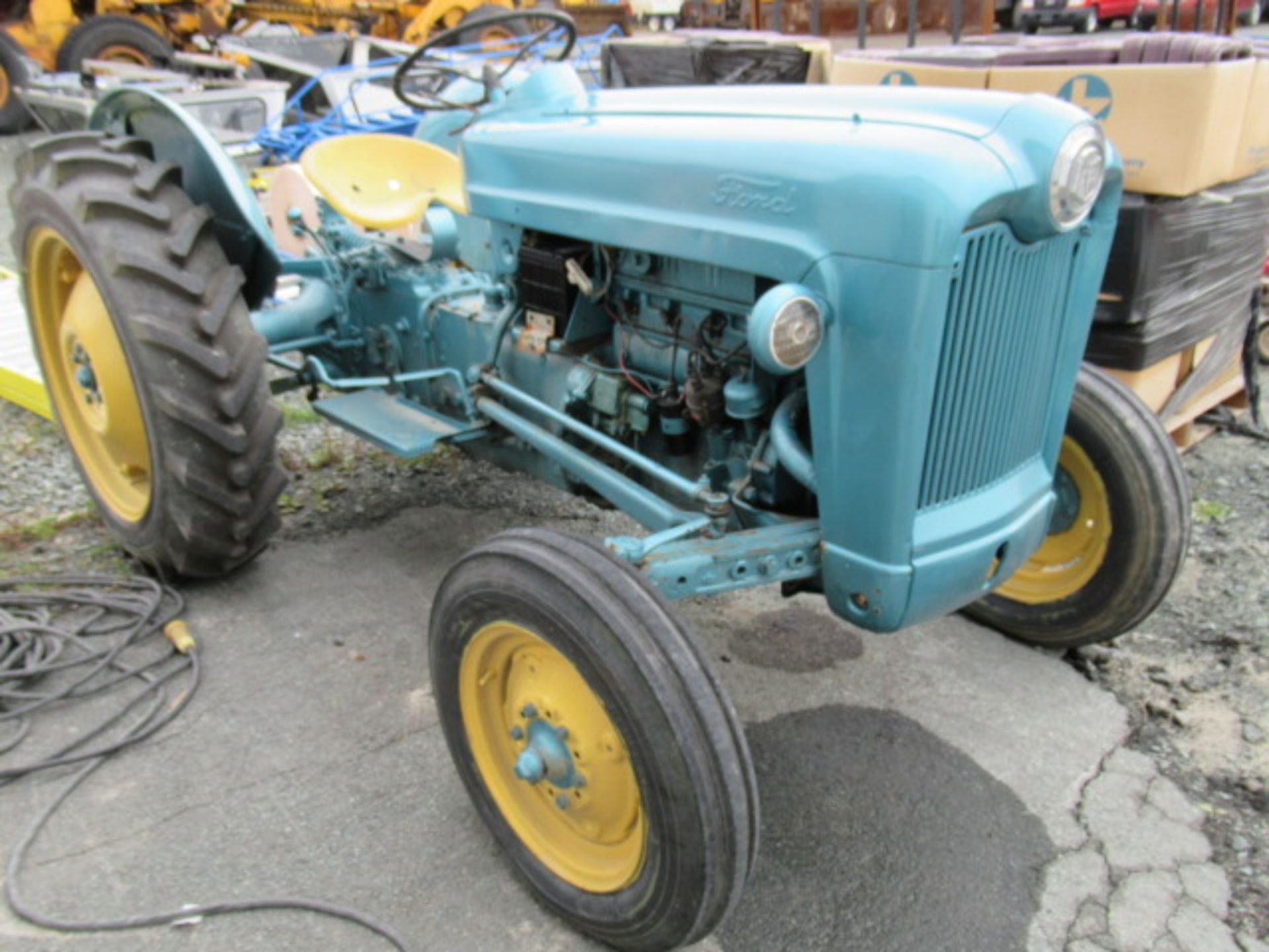 FORD MID 60'S TRACTOR - Image 2 of 4