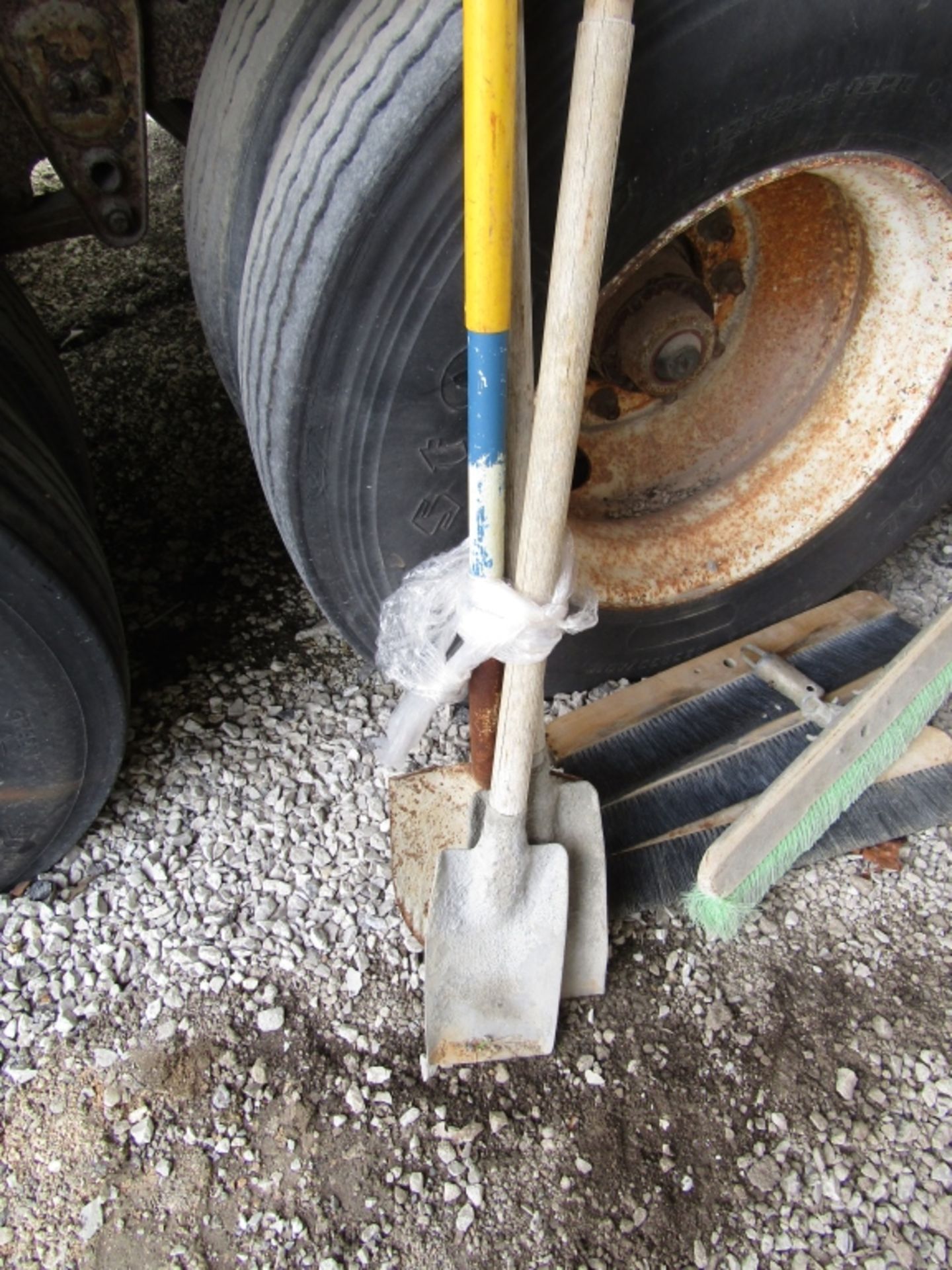 (2) Square & (1) Round Point Shovels, Located in Wildwood, MO