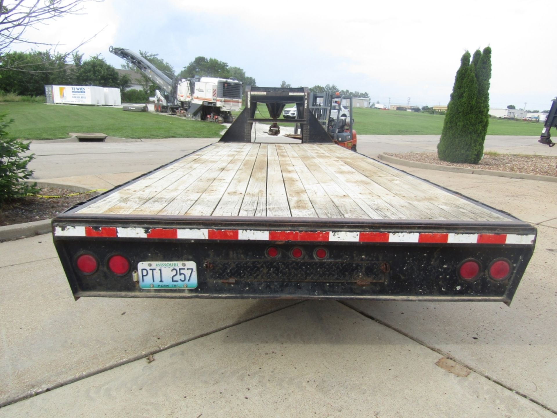 2003 Load Trail Gooseneck Trailer, VIN # 4ZEGF302831159407, Wood Deck, Dual Axle, 20000# - Image 4 of 6