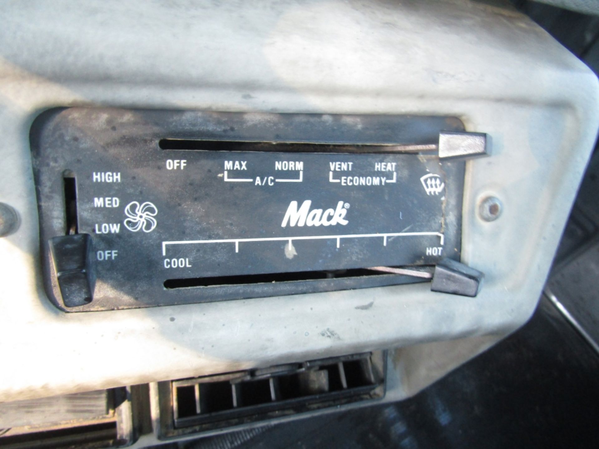 2000 Mack Boom Truck, Model DM690S VIN# 21M2B209C1YM026686, 283,742 miles, 19554 hours, Mack - Image 56 of 72