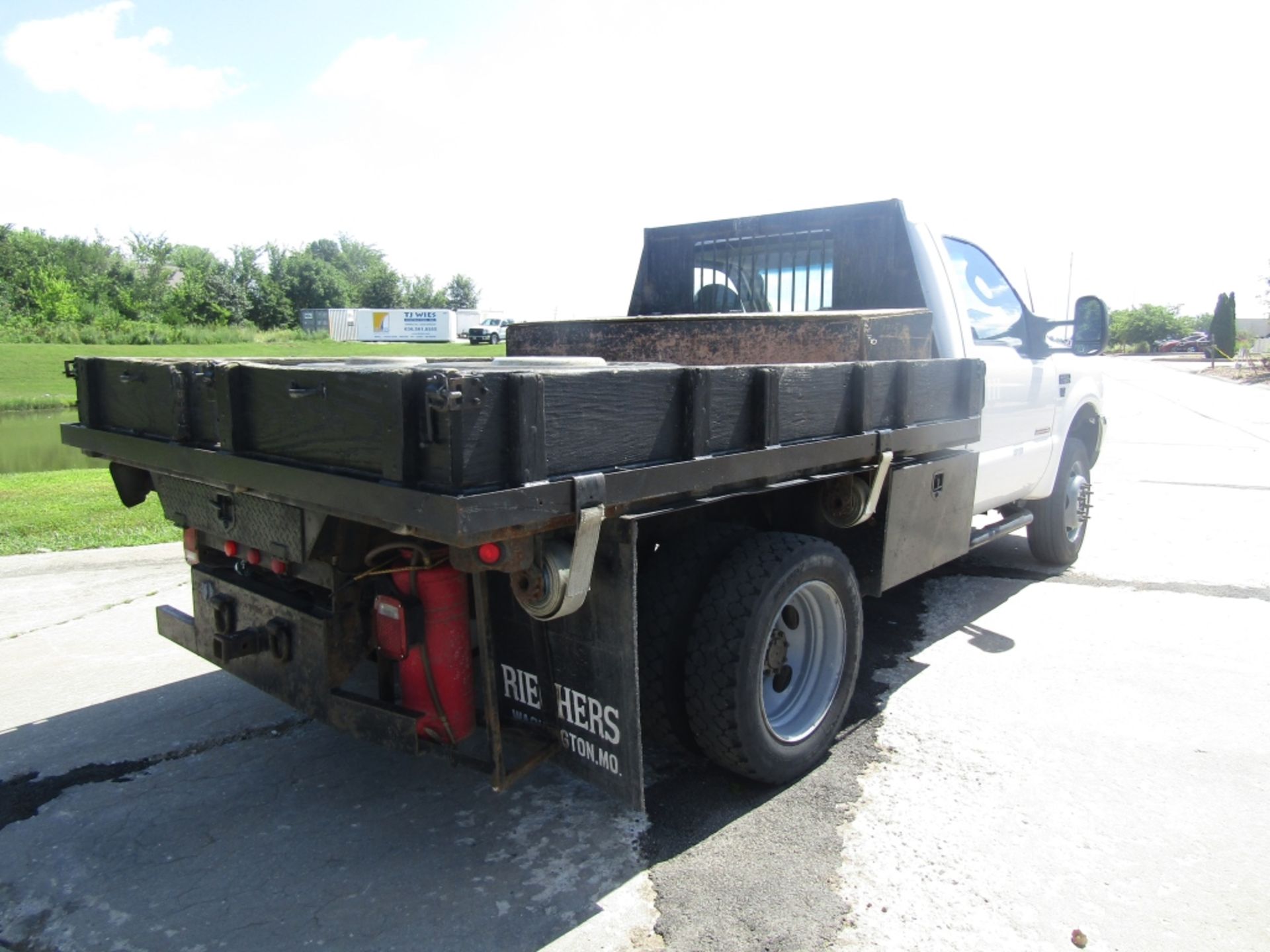 2003 Ford F550 XL Super Duty, 4x4, Flat Bed Pickup Truck VIN# 1FDAF57P93ED89548, 183,413 miles - Image 4 of 27