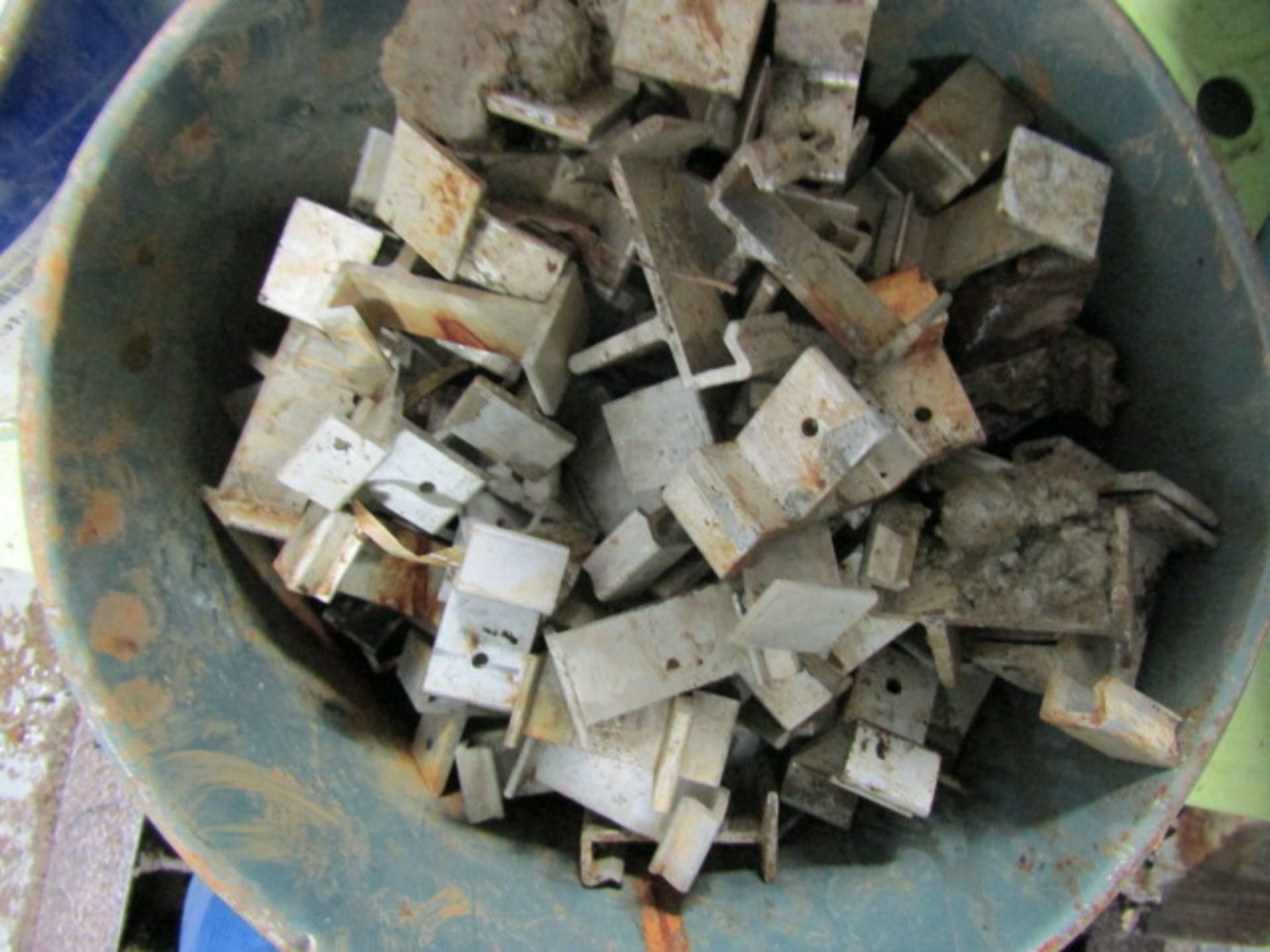 Bucket of (126) Aluminum Clips, Located in Mt. Pleasant, IA