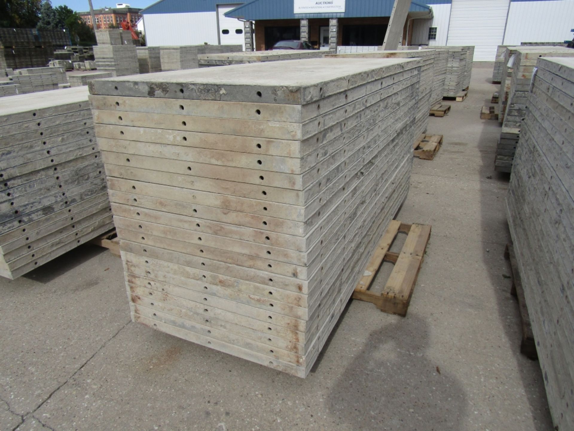 (20) 36" x 8' Durand Concrete Forms, Smooth 6-12 Hole Pattern, Attached Hardware, Located in Mt. - Bild 3 aus 4