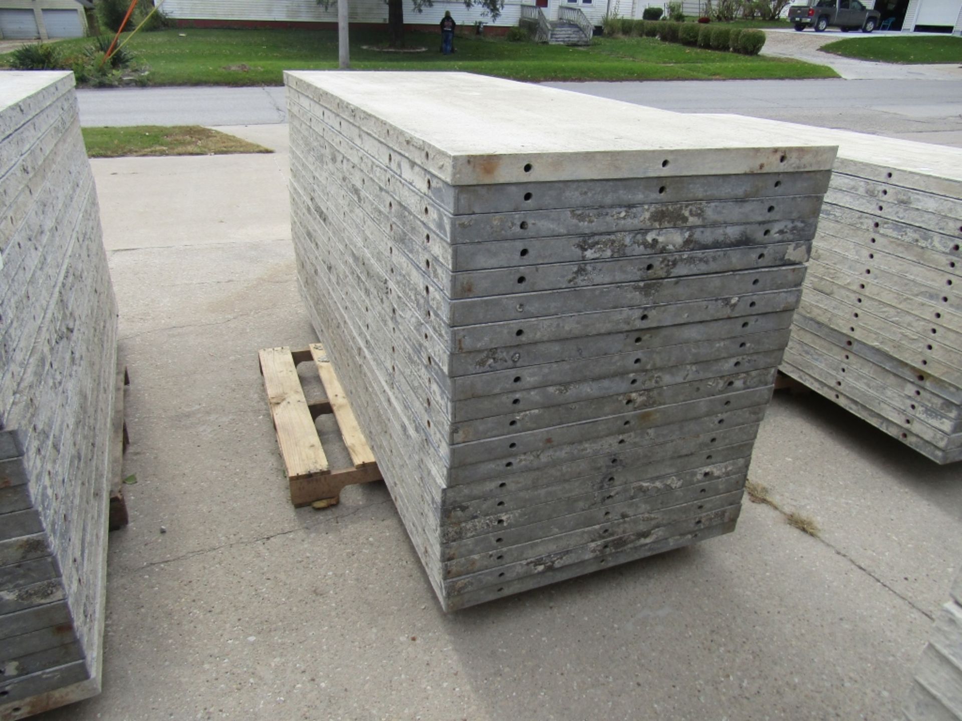 (20) 36" x 8' Durand Concrete Forms, Smooth 6-12 Hole Pattern, Attached Hardware, Located in Mt. - Bild 2 aus 4