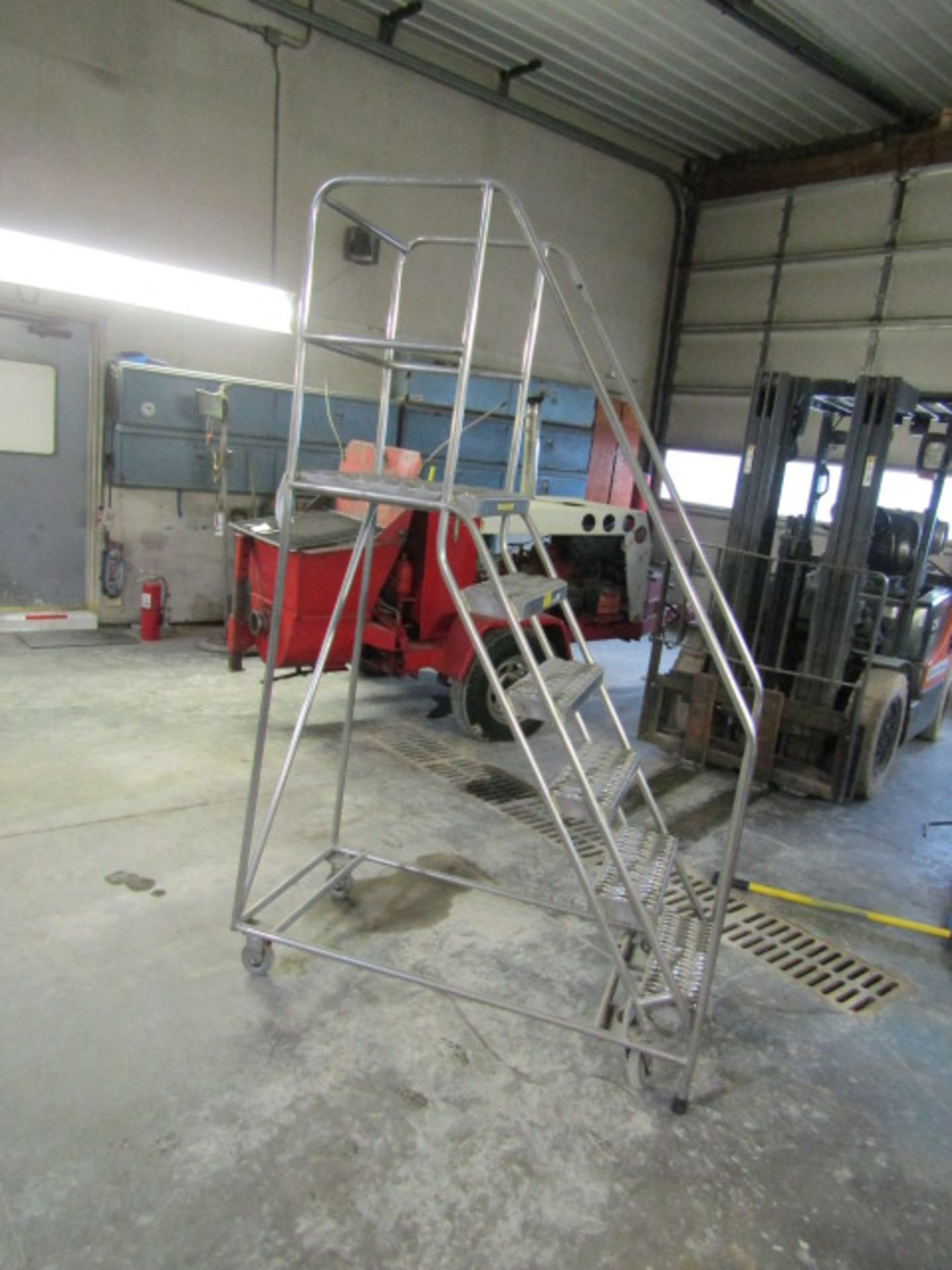 Aluminum Rolling 6 Step Ladder - Image 2 of 2
