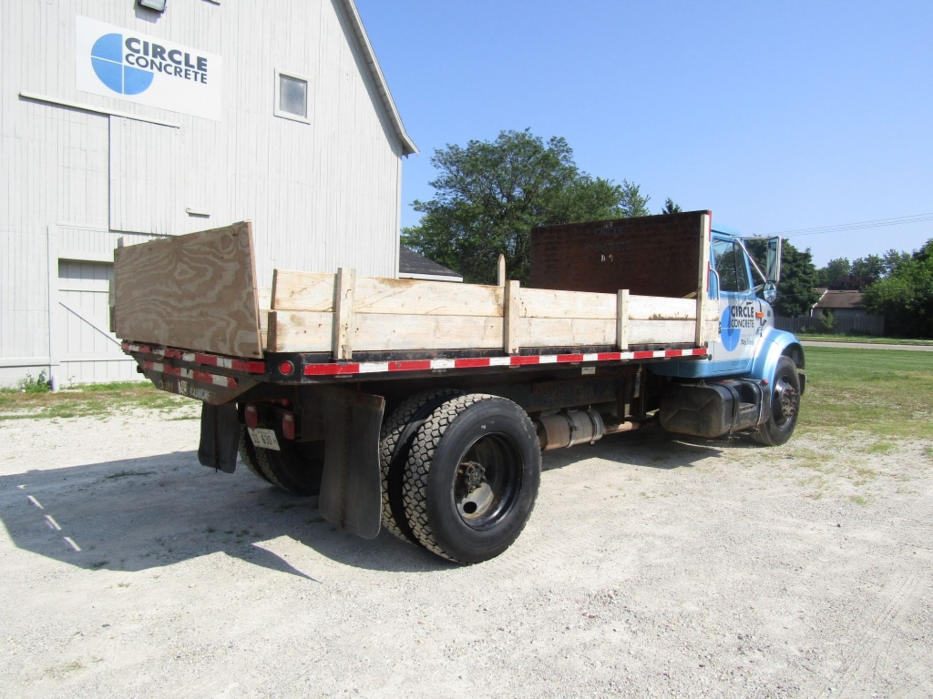 1999 International 4700 DT466E Flat Bed Truck, Model 4170, Dually, VIN #1HTSCAAM3XH607743, 276623 - Image 4 of 26