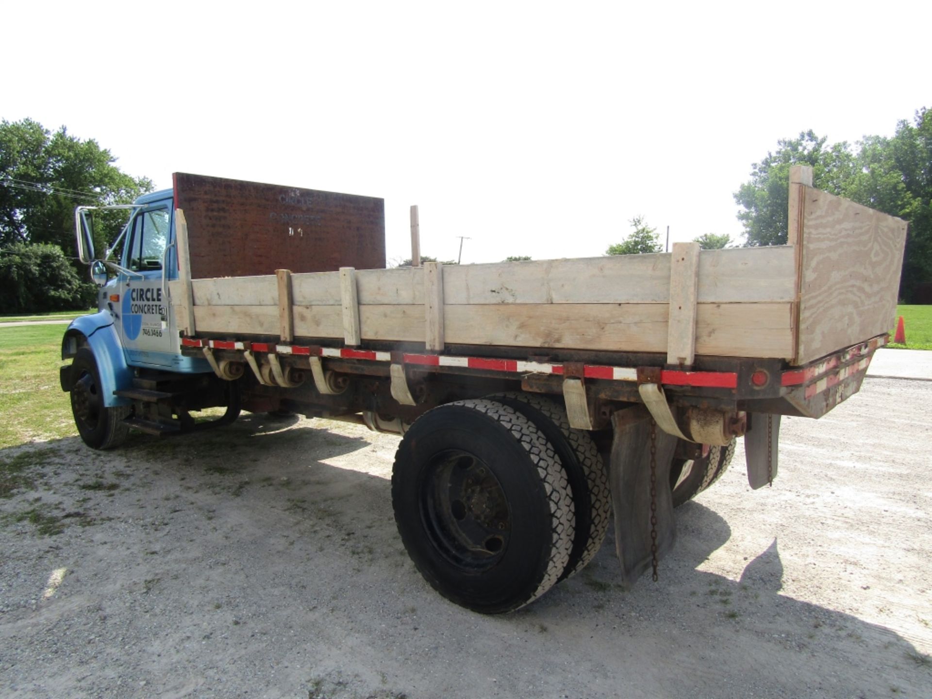 1999 International 4700 DT466E Flat Bed Truck, Model 4170, Dually, VIN #1HTSCAAM3XH607743, 276623 - Image 5 of 26