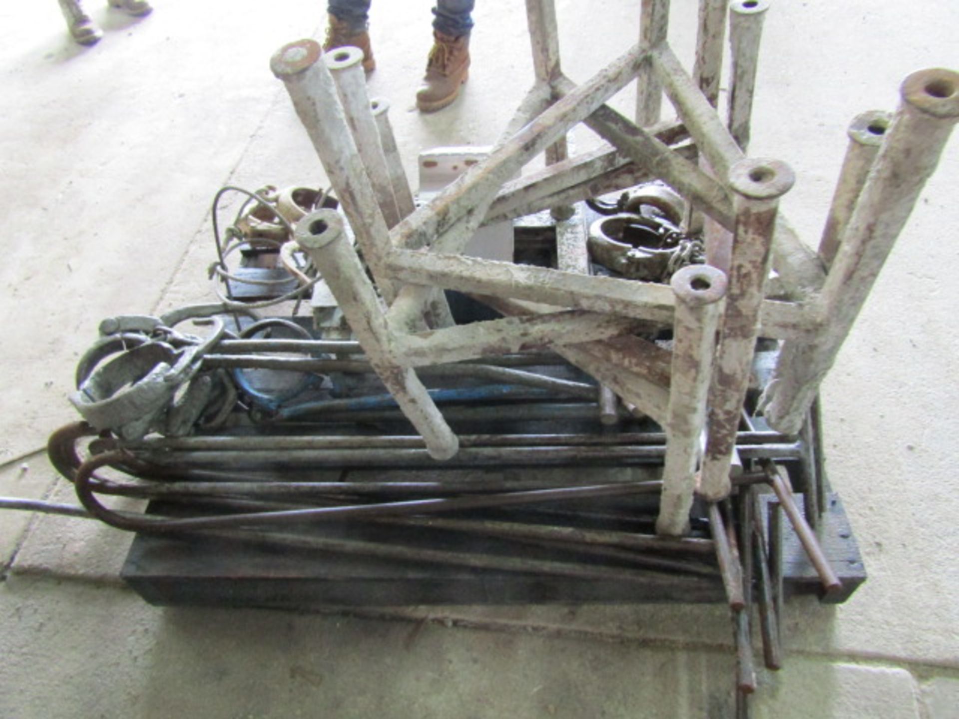 (1) Pallet of Misc. Choker, Clamps, Stands, Etc. - Image 2 of 3